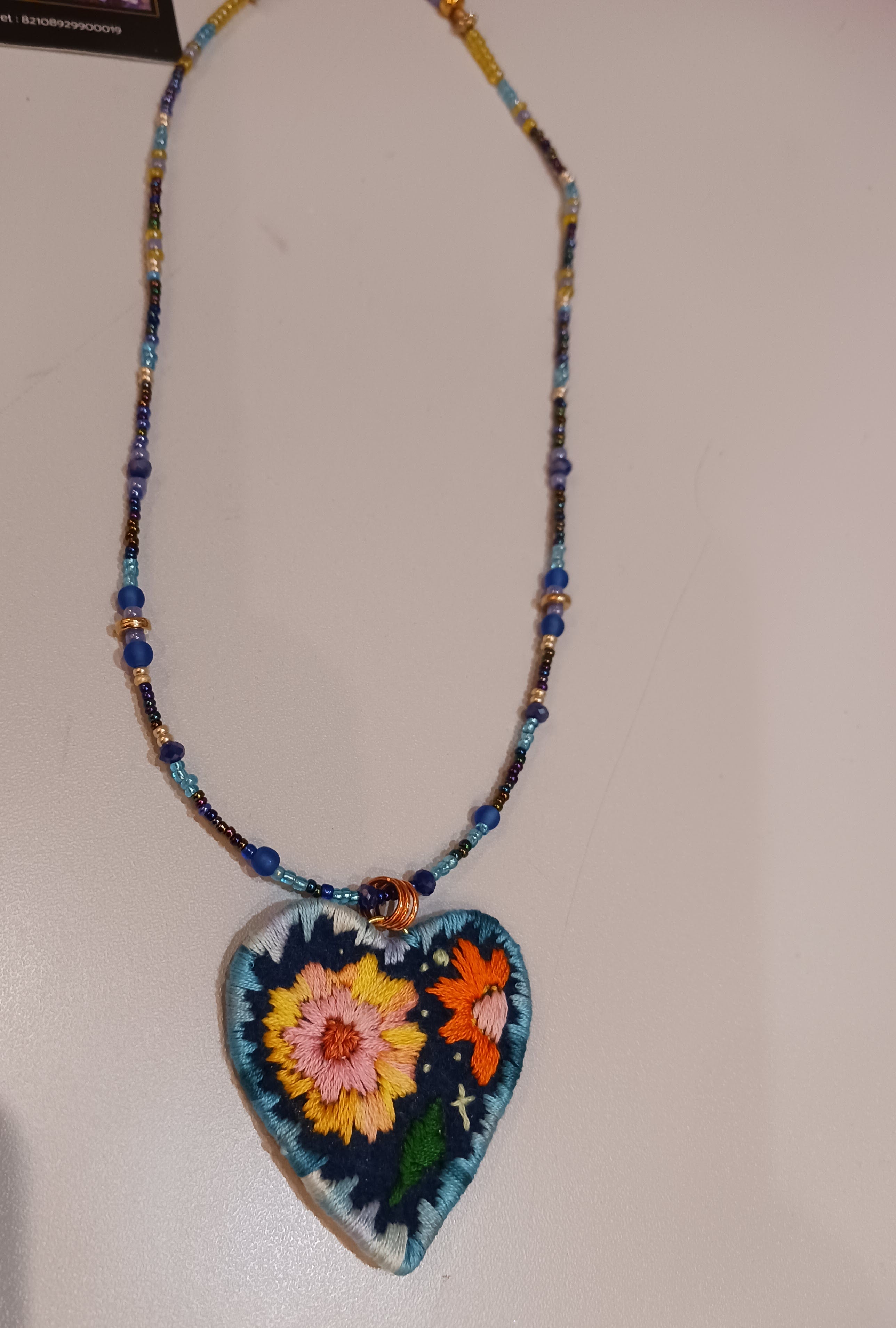 Collier cœur bleu fleurs jaunes oranges