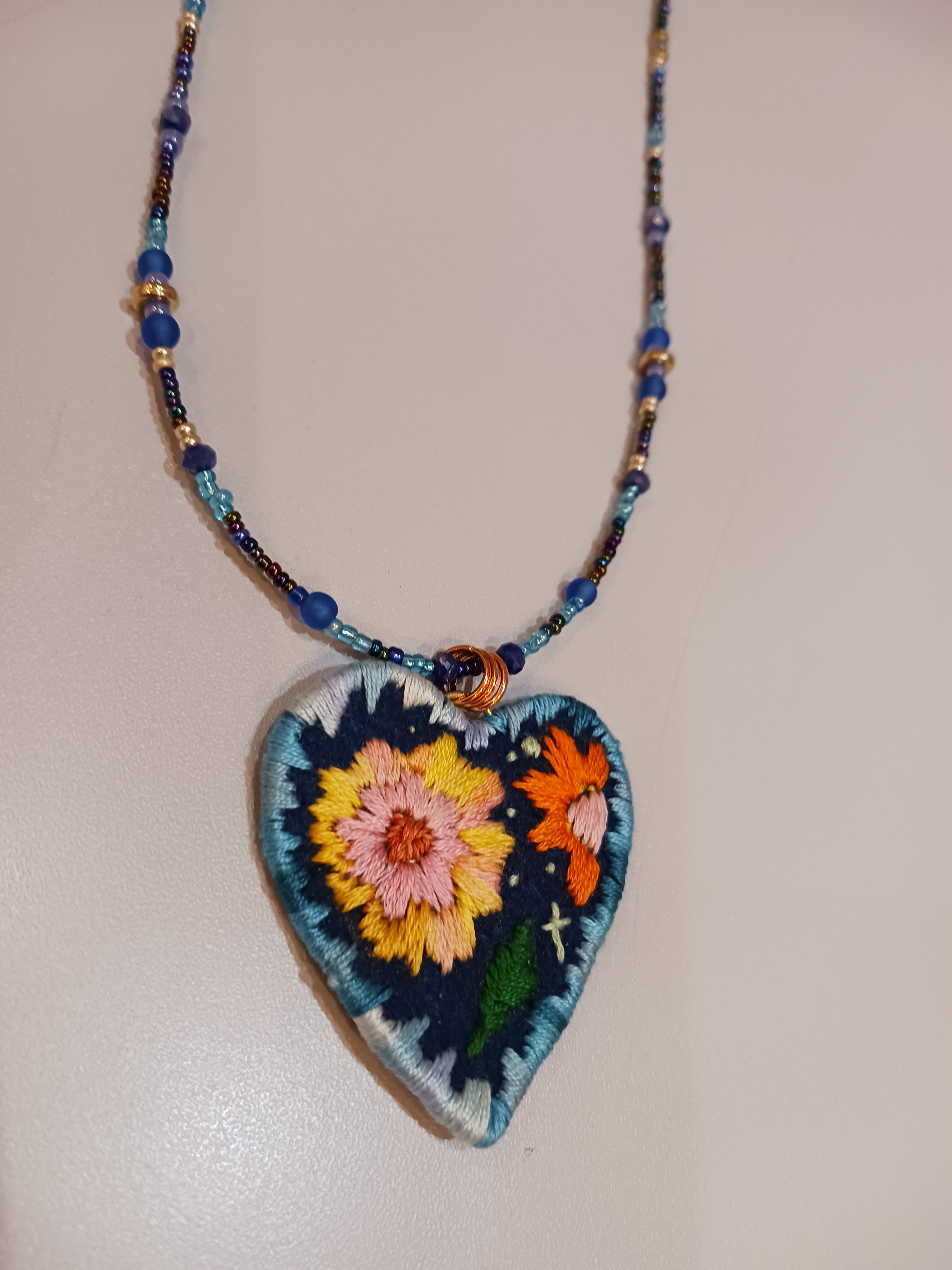 Collier cœur bleu fleurs jaunes oranges
