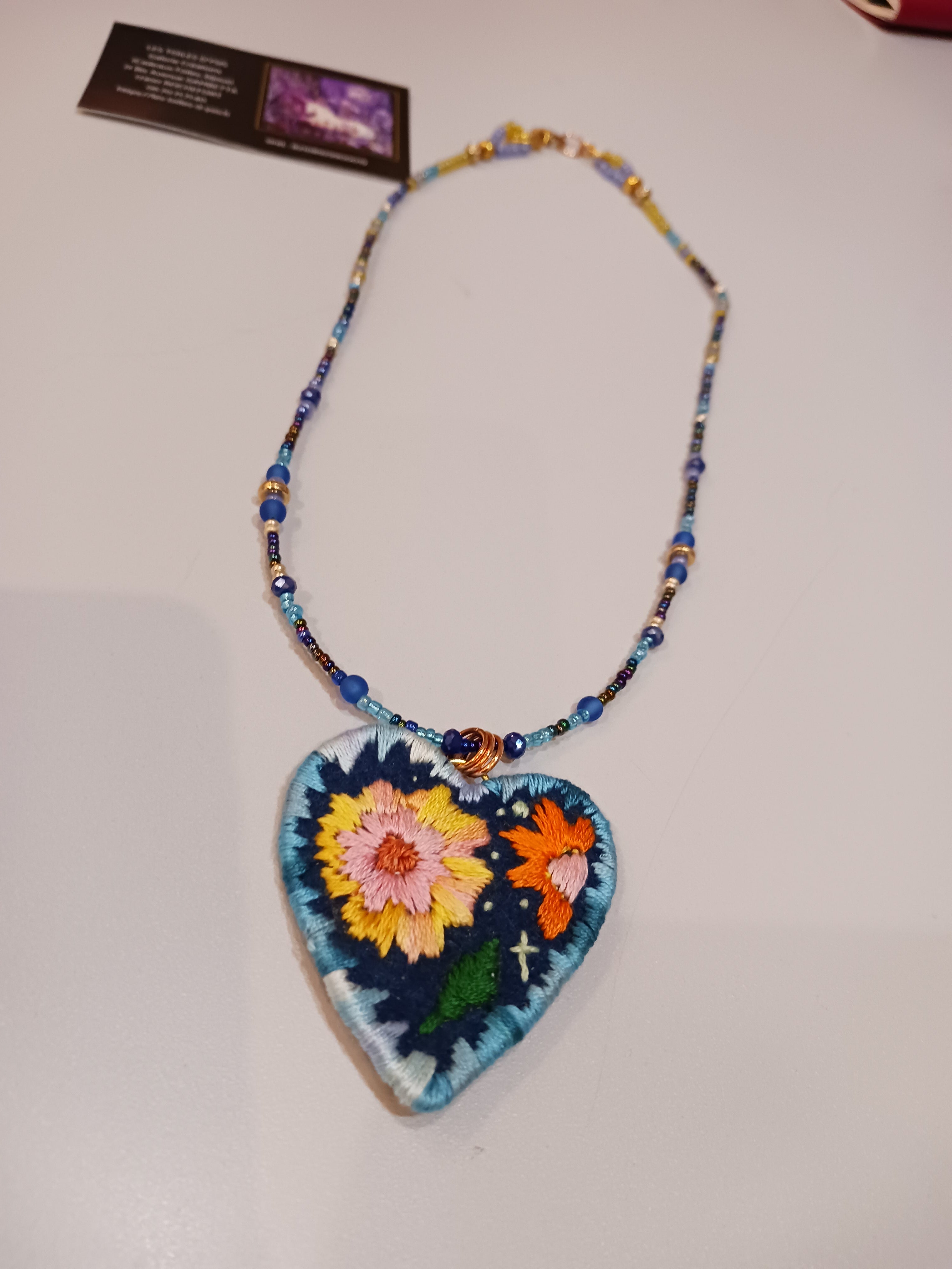 Collier cœur bleu fleurs jaunes oranges