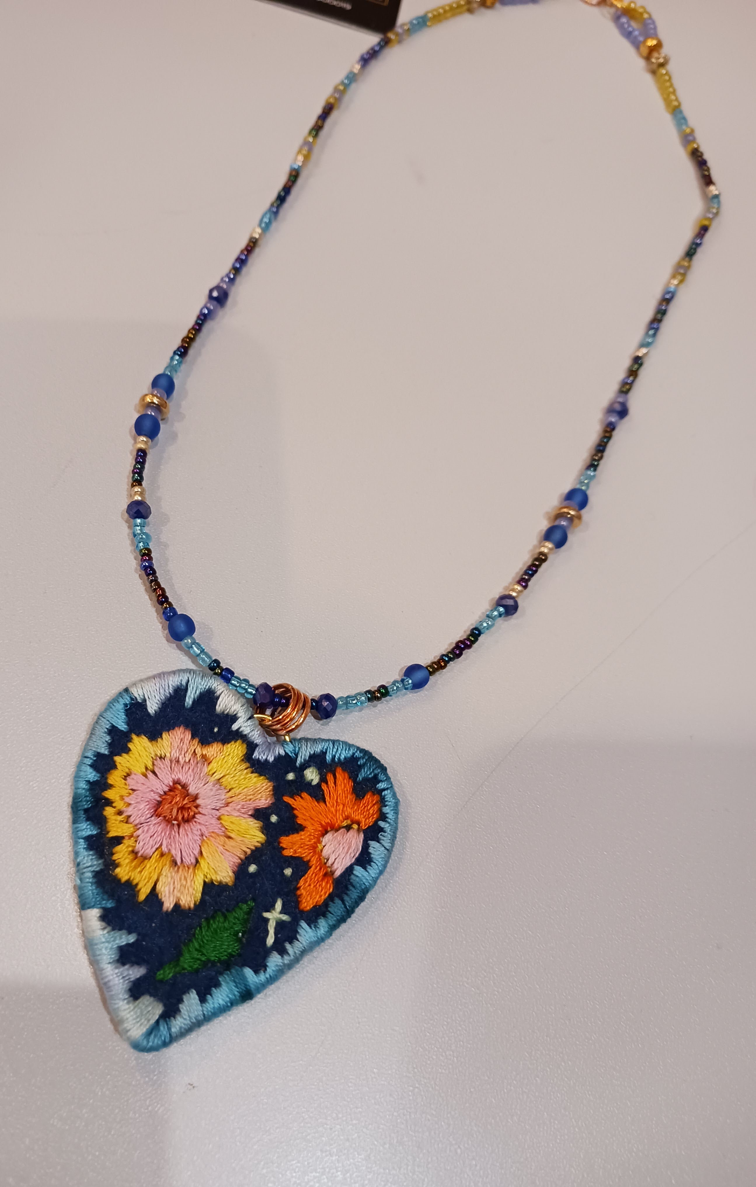 Collier cœur bleu fleurs jaunes oranges