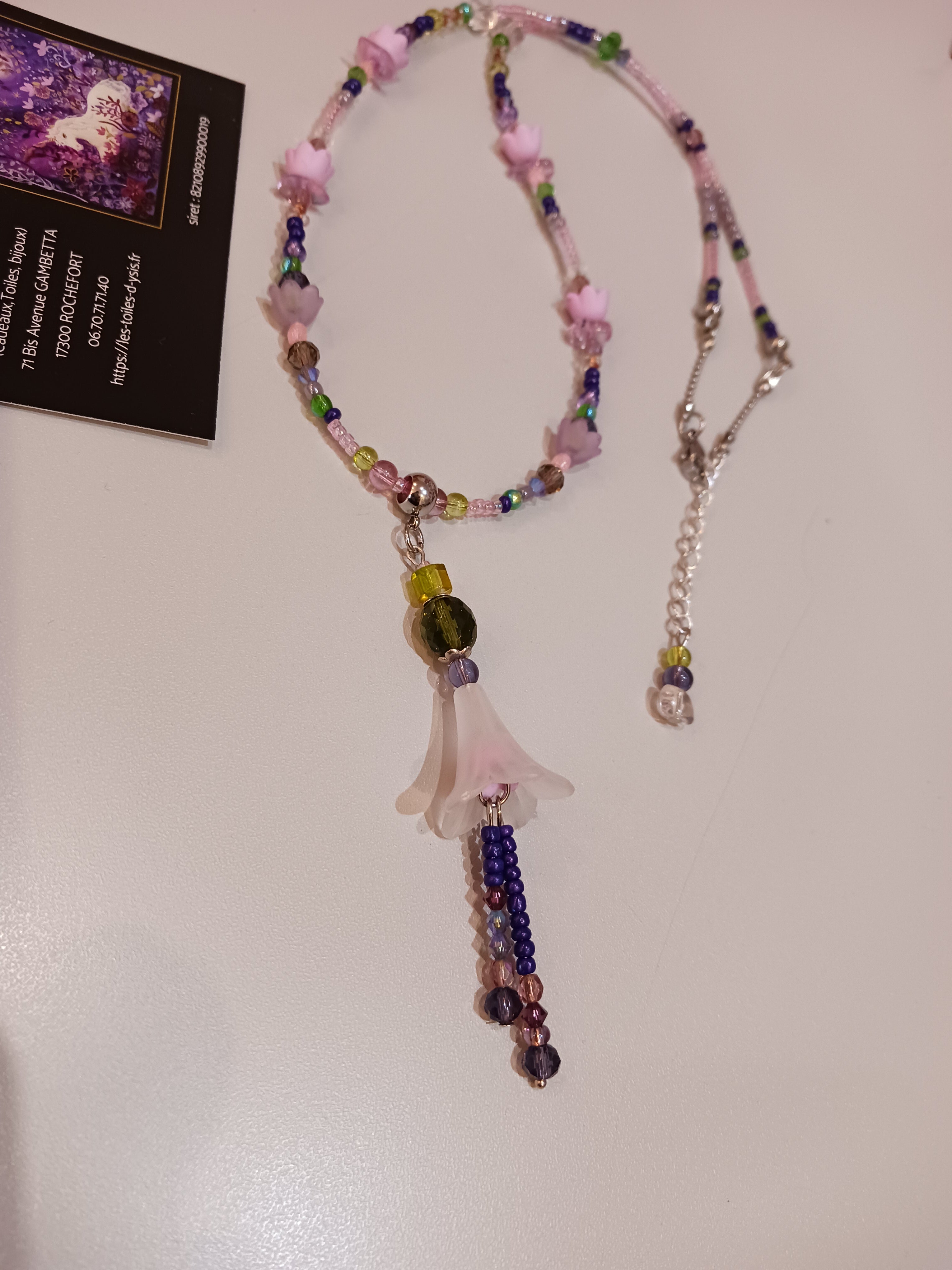 Collier fleurs 🌸🪷🌷 roses et une blanche