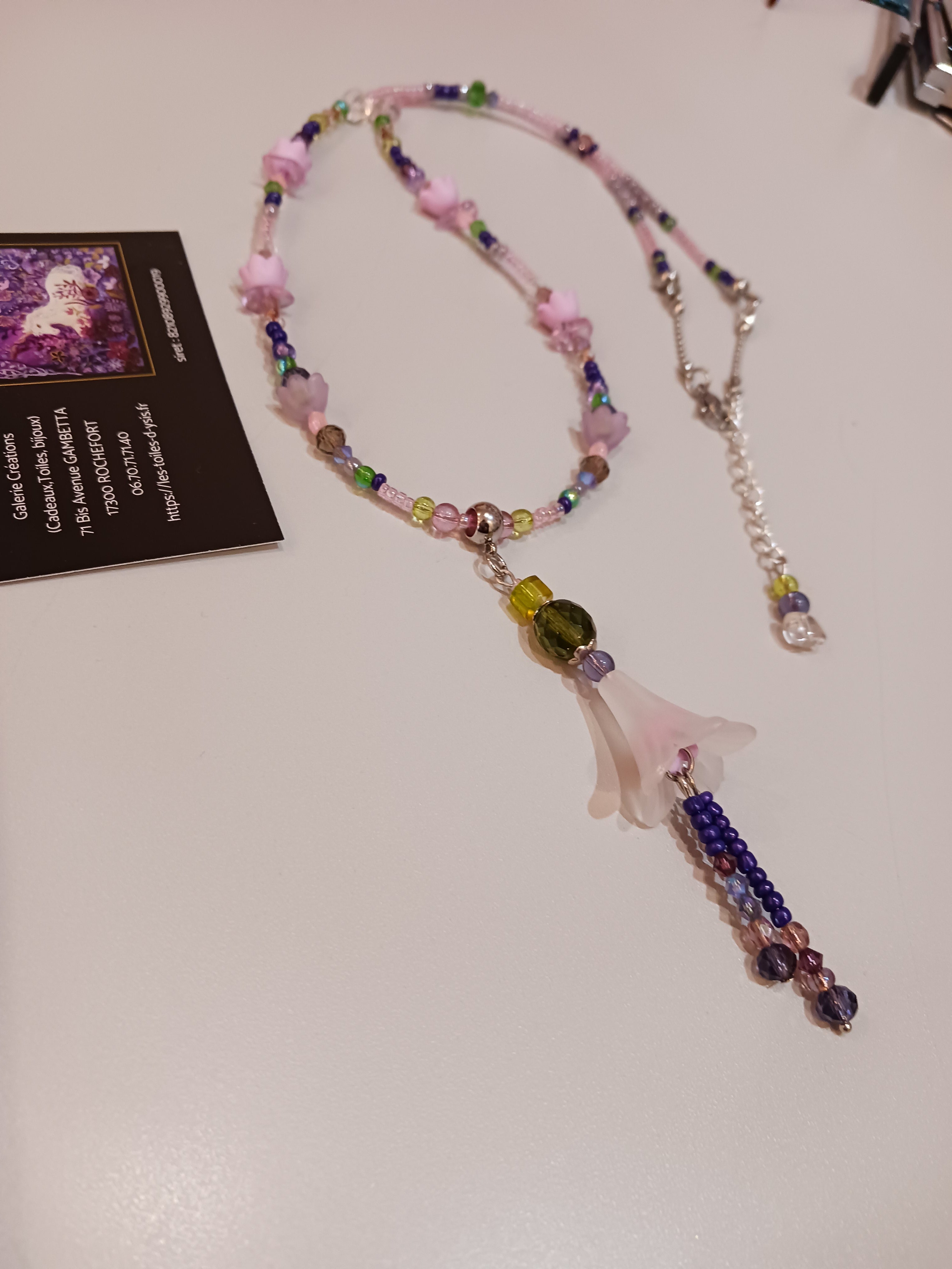 Collier fleurs 🌸🪷🌷 roses et une blanche