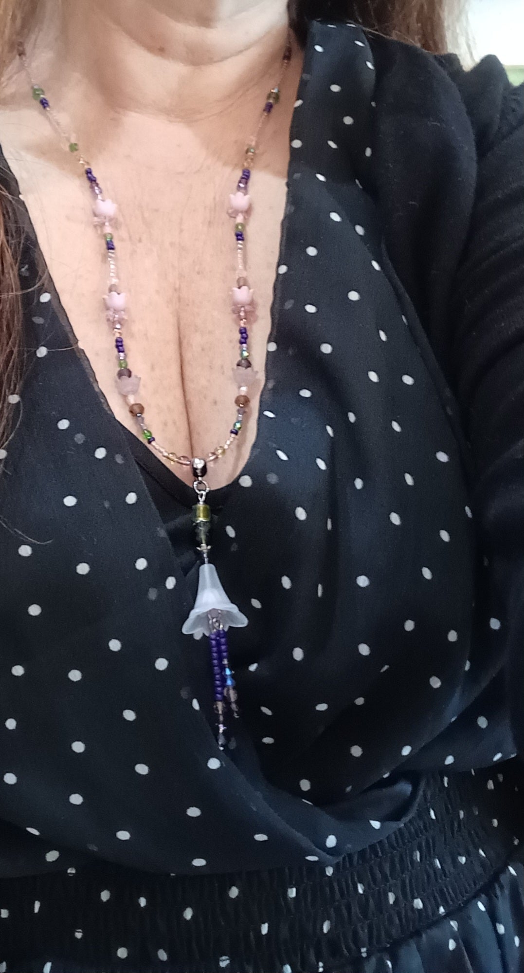 Collier fleurs 🌸🪷🌷 roses et une blanche