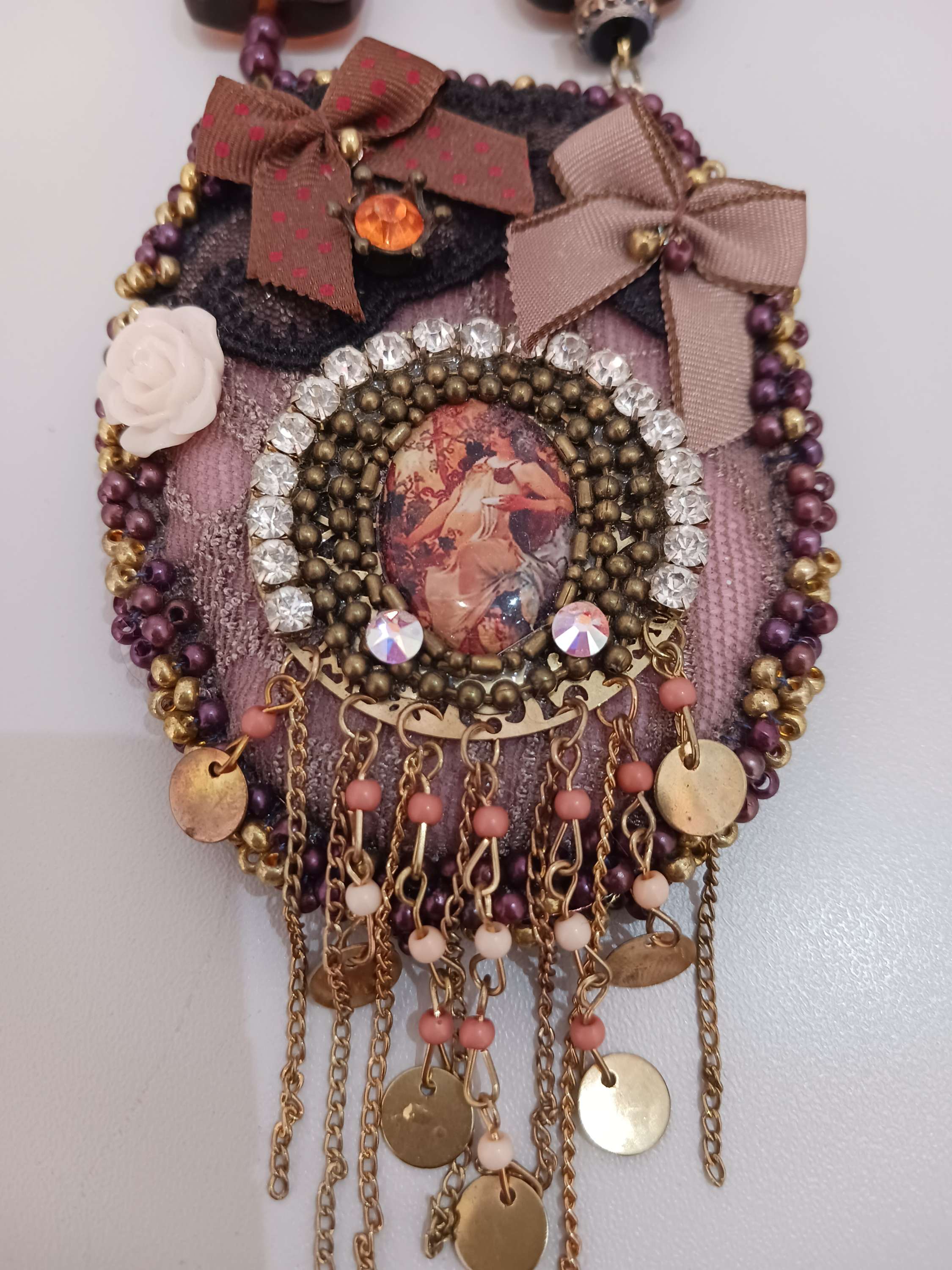 Collier Mucha brodé