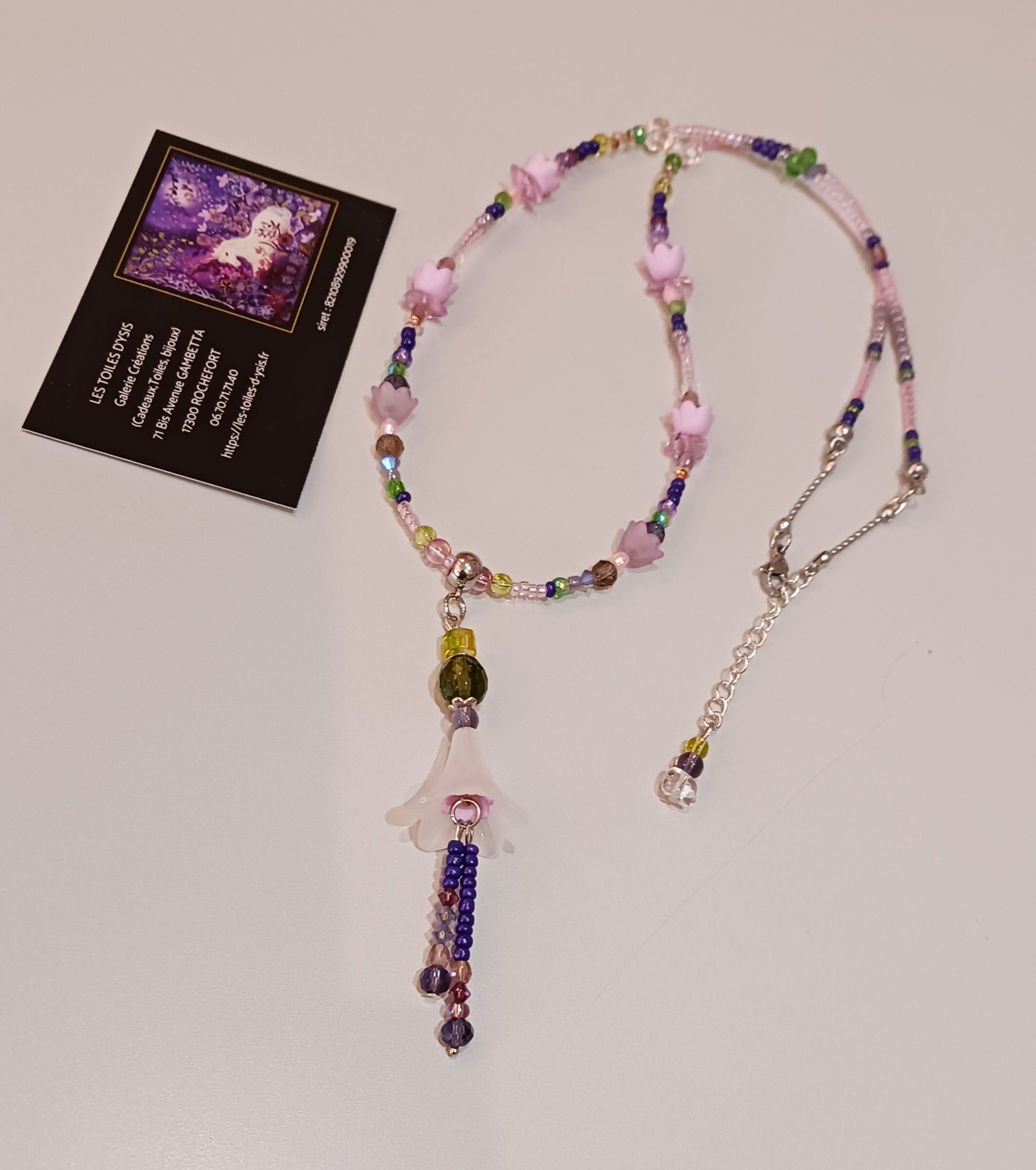 Collier fleurs 🌸🪷🌷 roses et une blanche