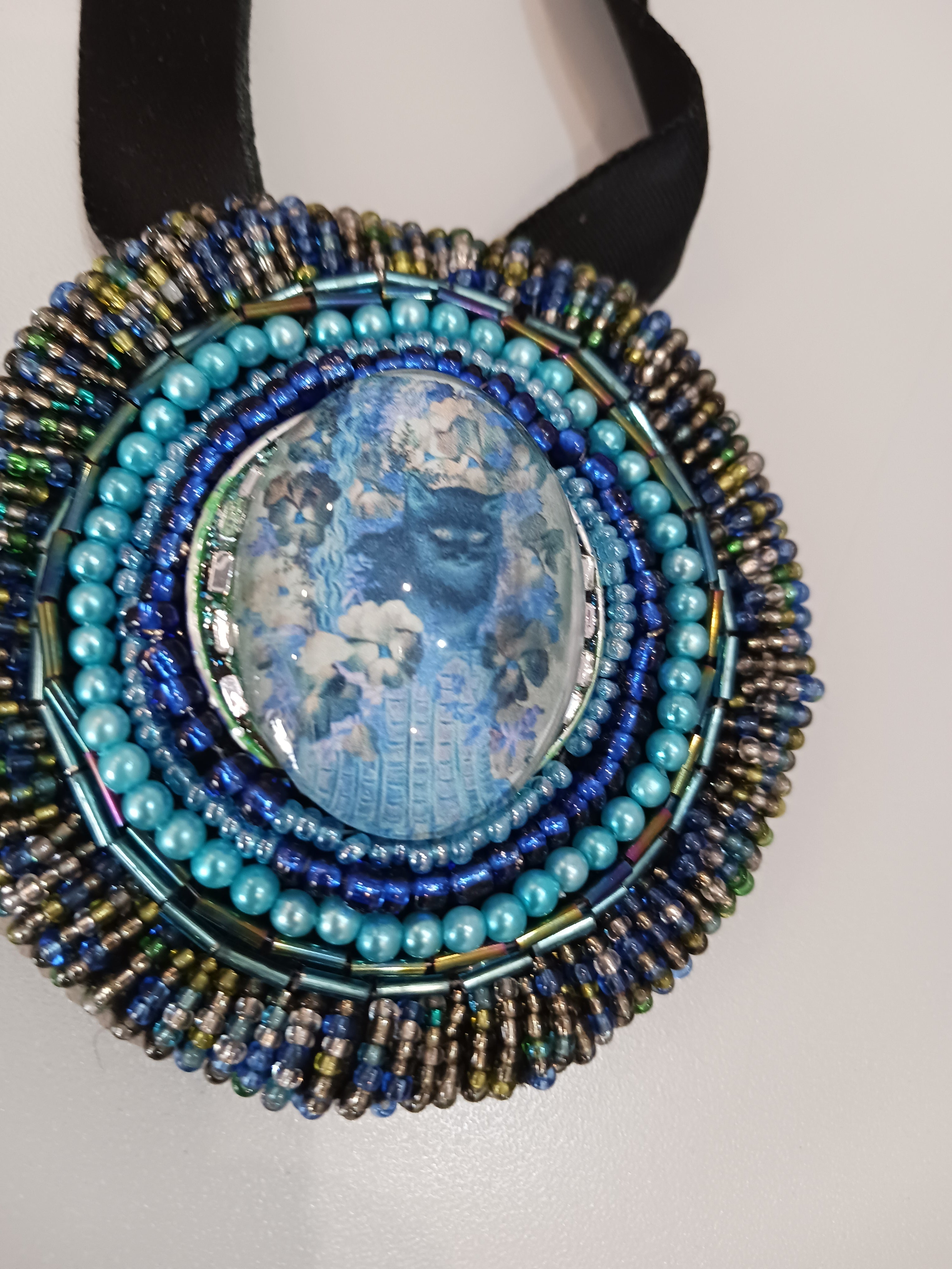 Collier broche Chat angora et fleur