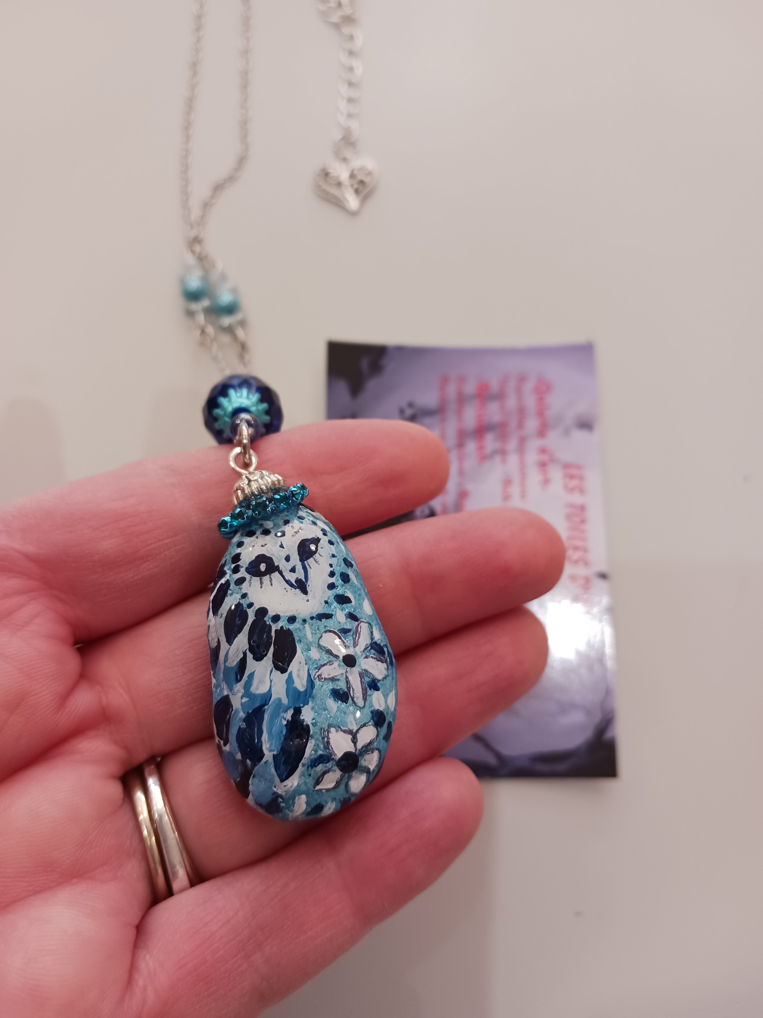 Collier galet chouette bleue