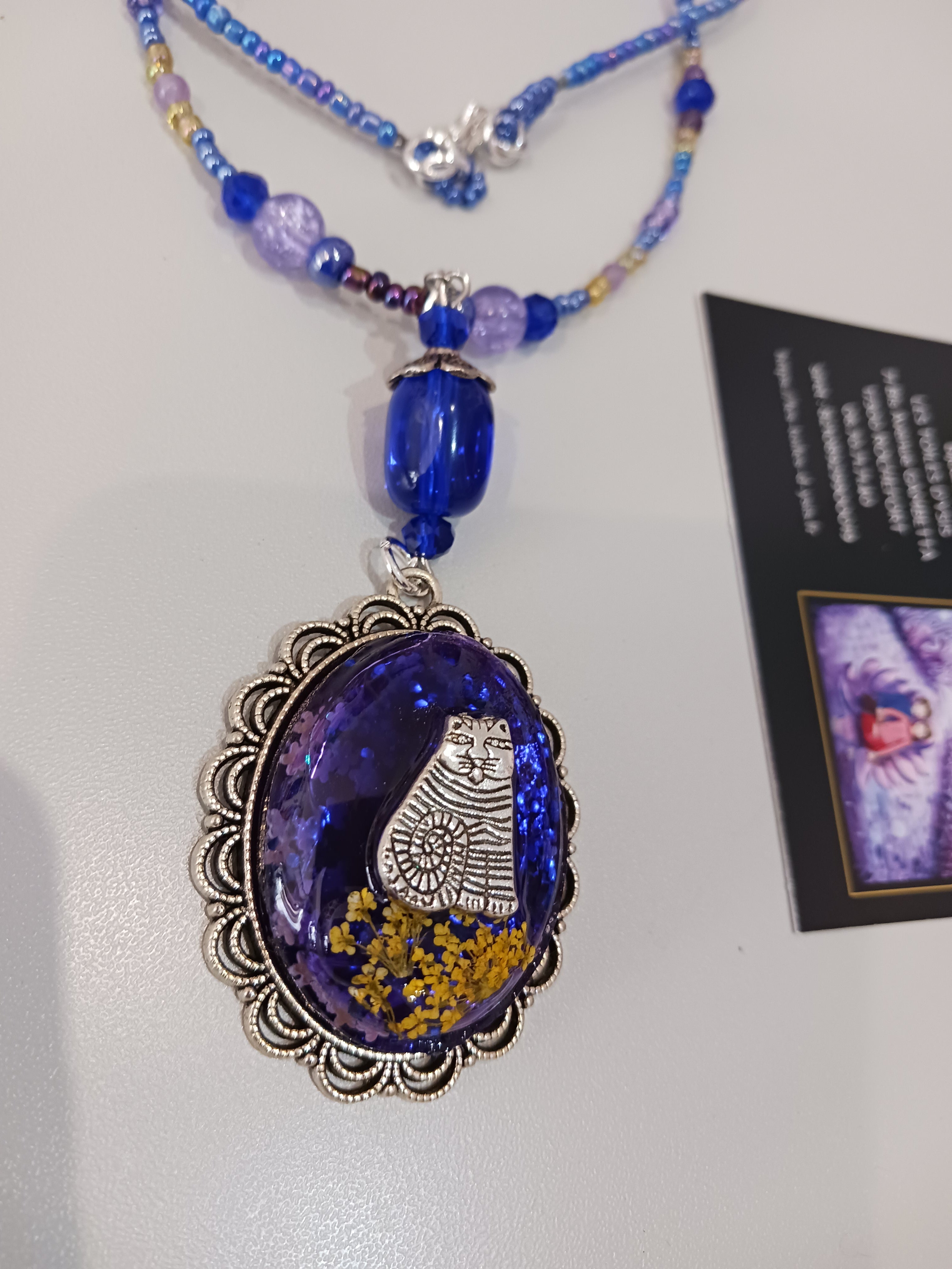 Collier Chat dans champs de fleurs