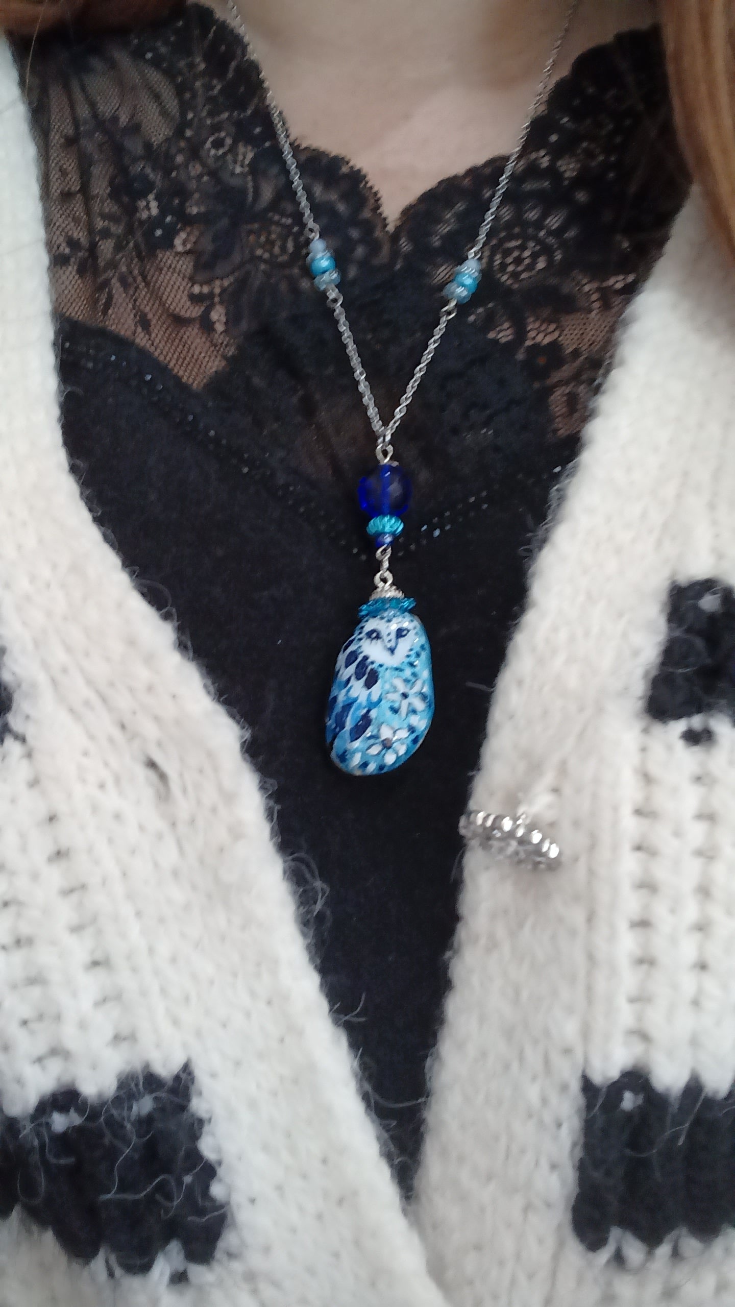 Collier galet chouette bleue