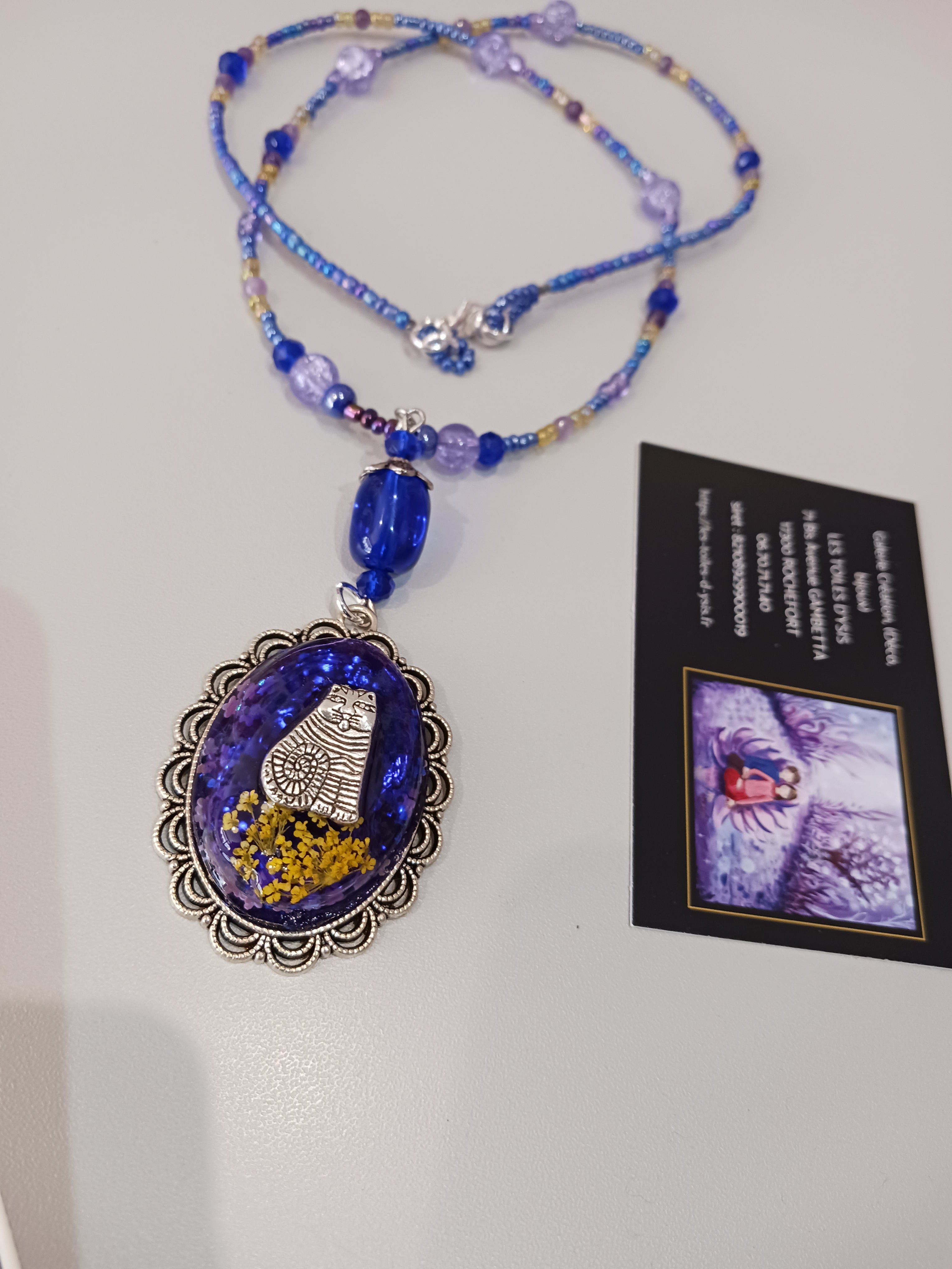 Collier Chat dans champs de fleurs