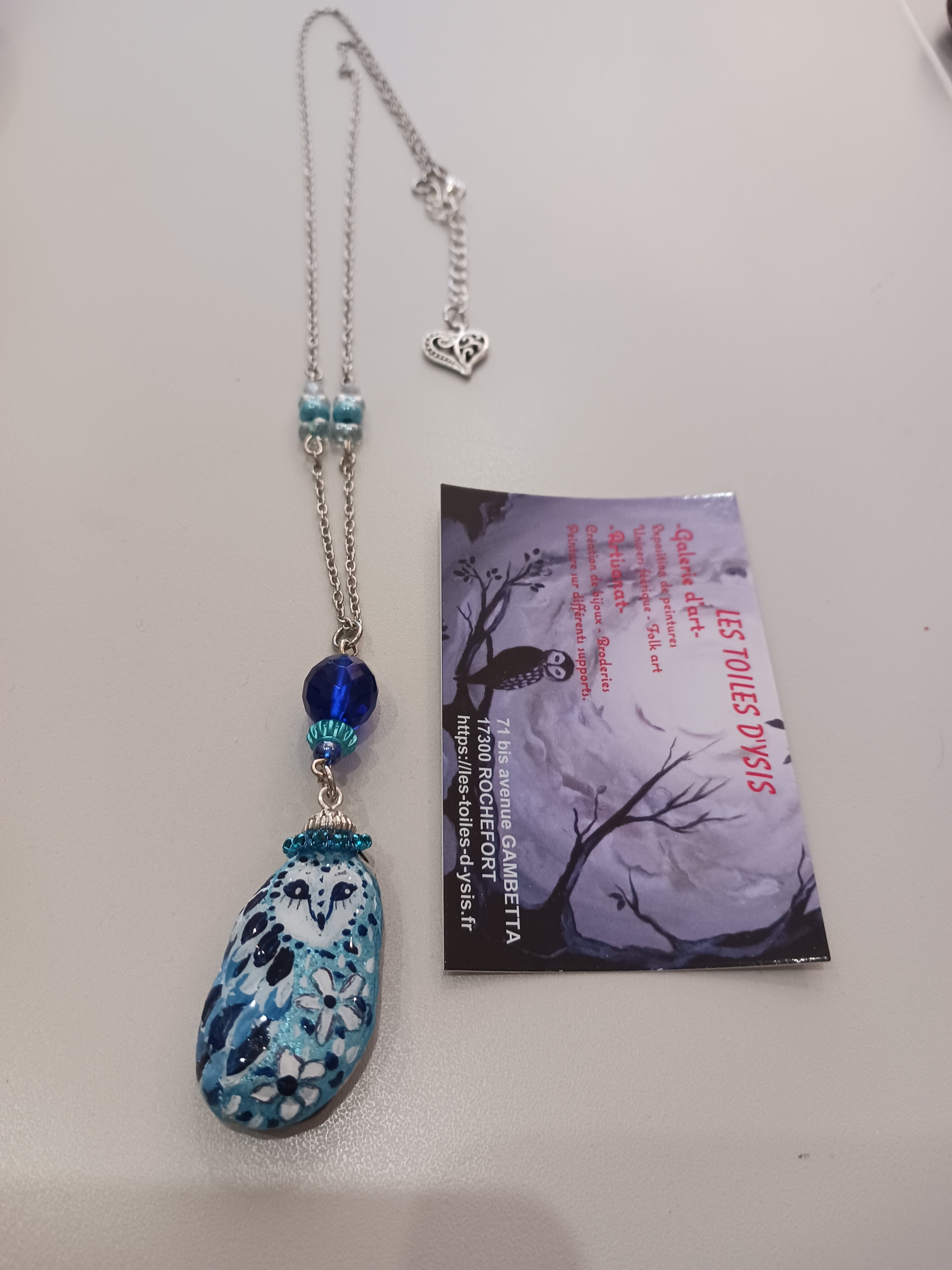 Collier galet chouette bleue