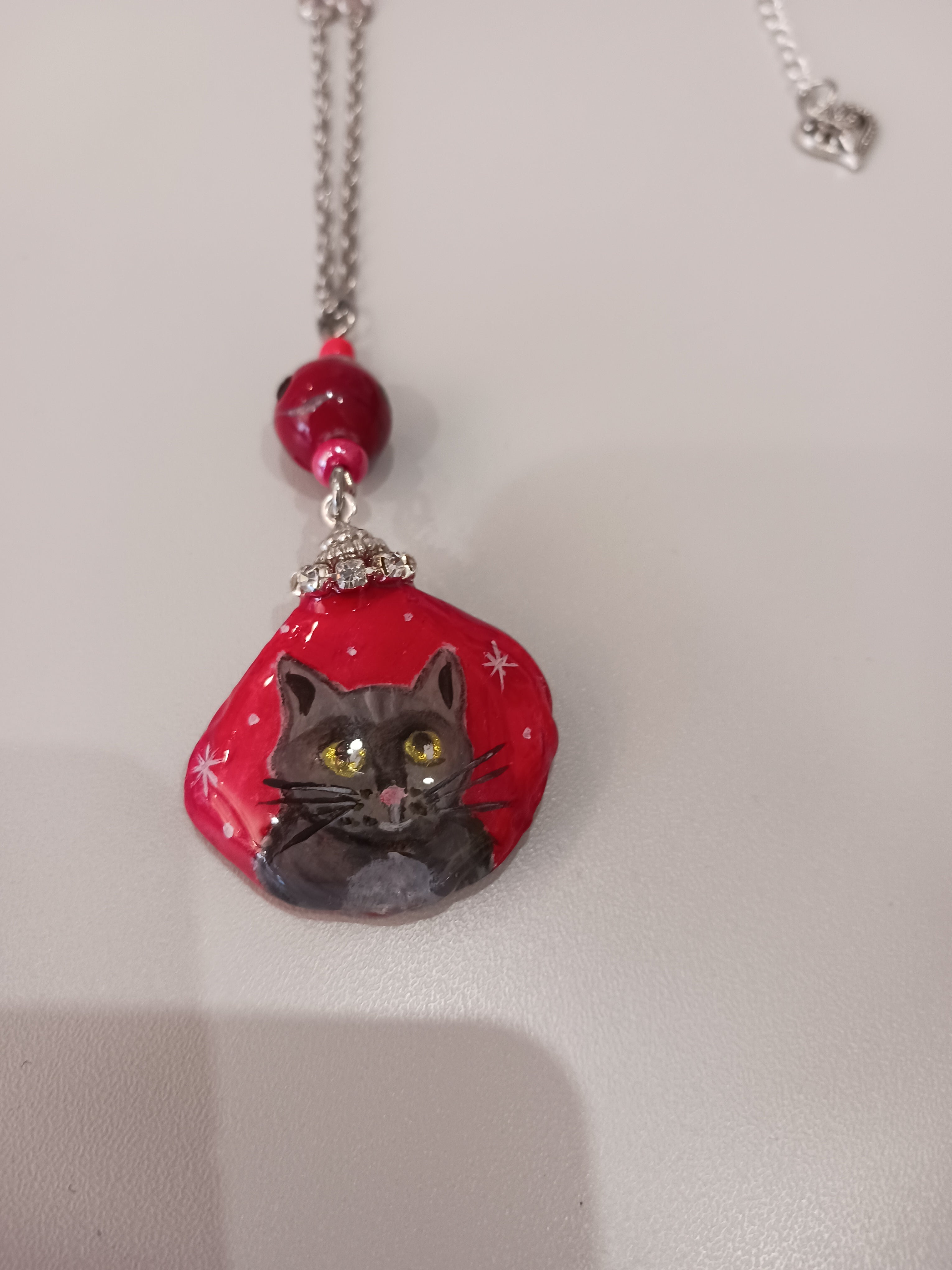 collier rouge et gris