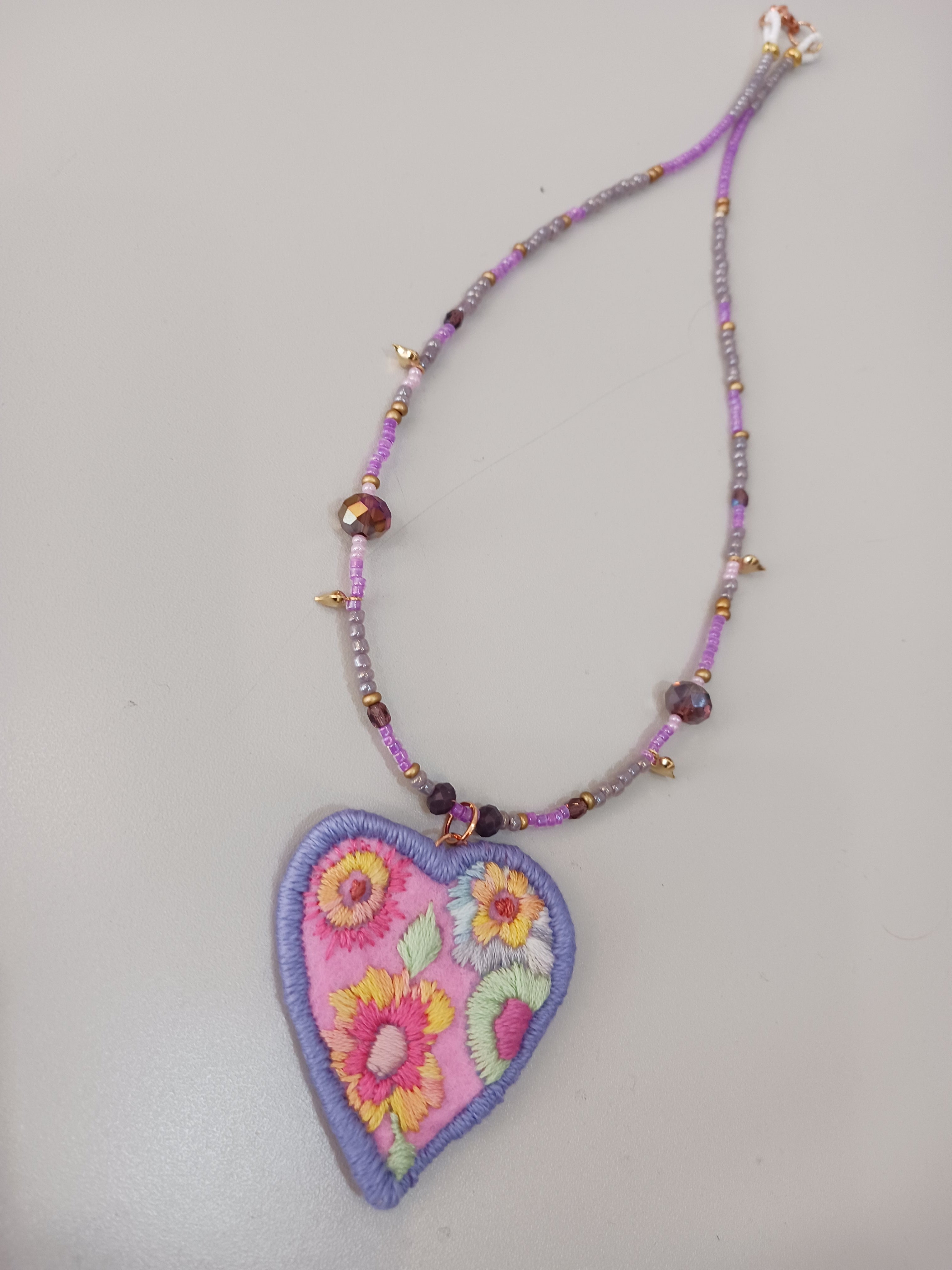 collier rose et mauve