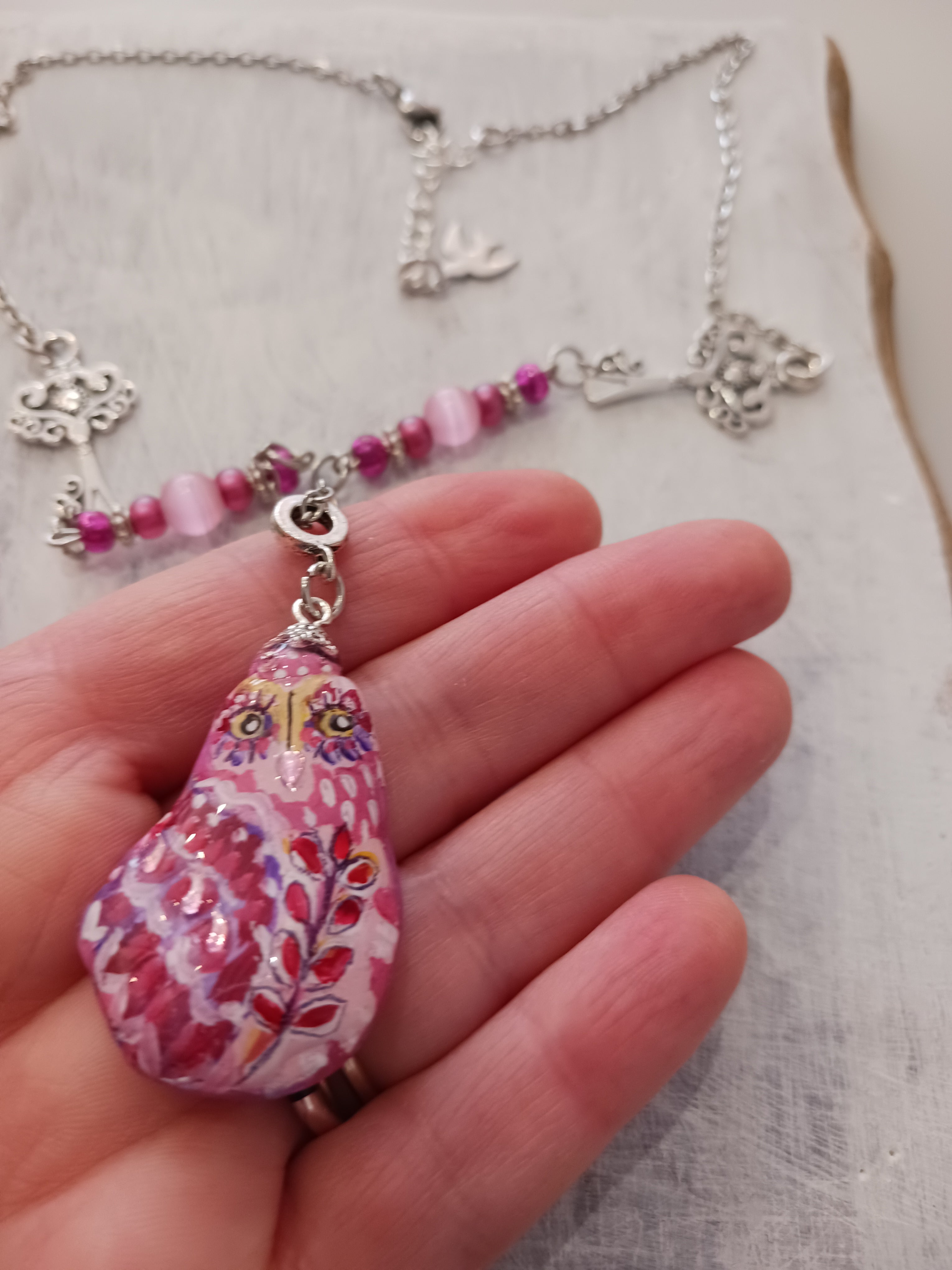 collier peint rose et jaune