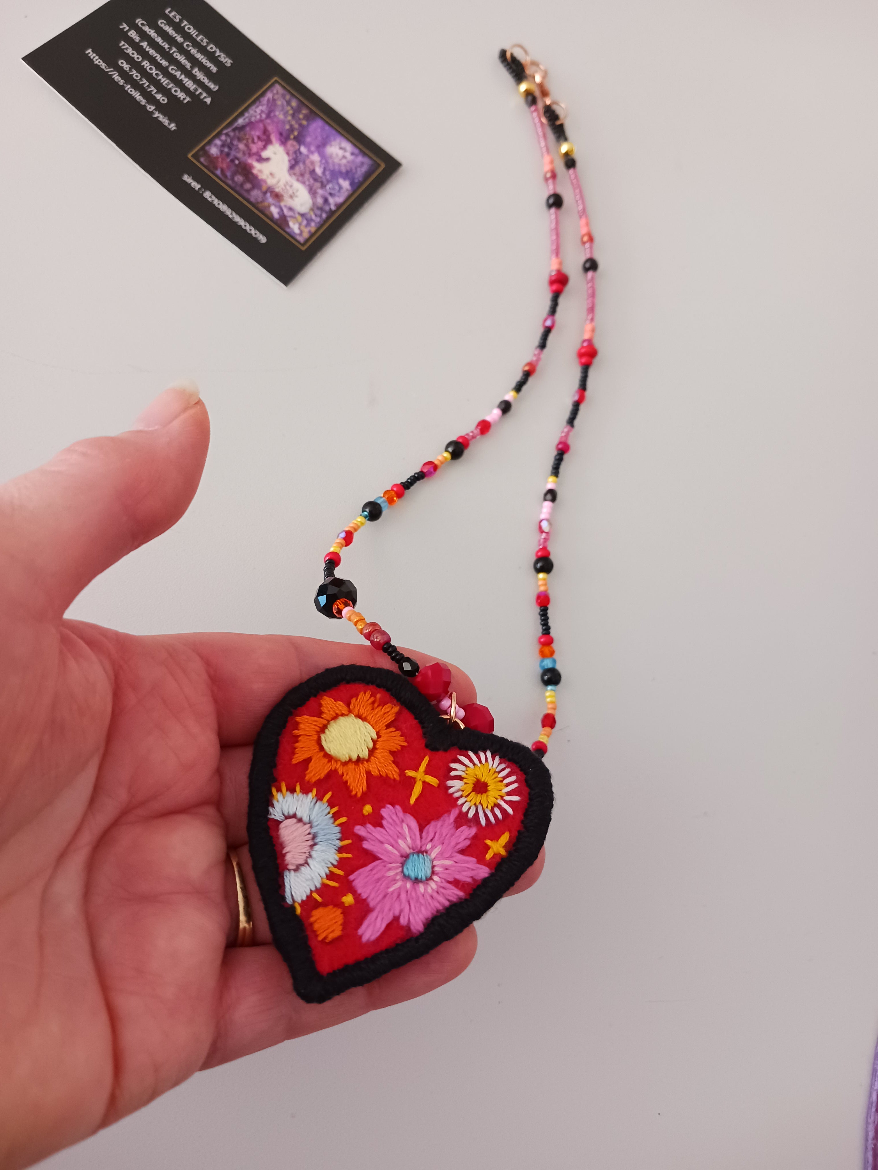 collier broderies fleurs