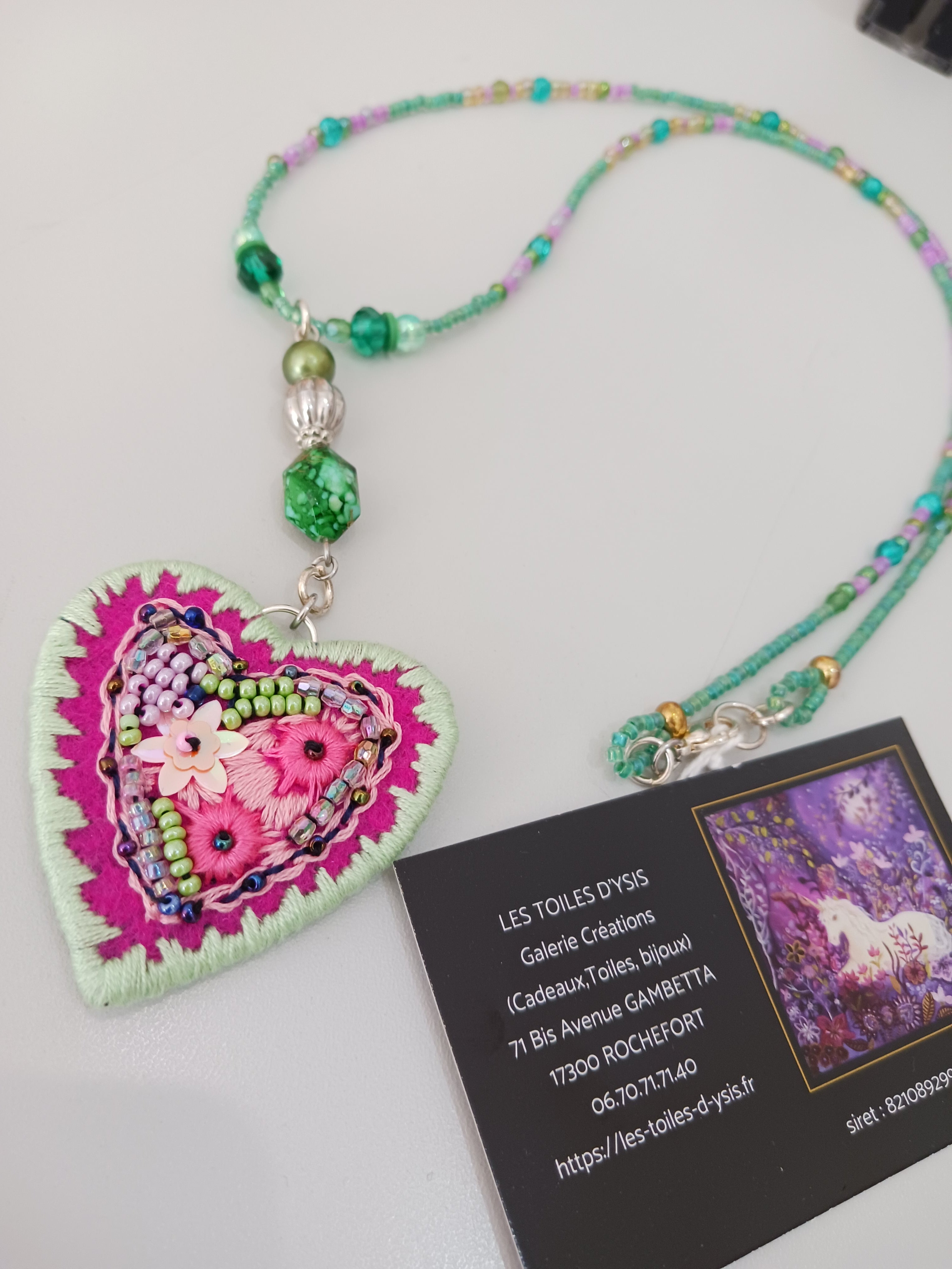 collier brodé en forme de coeur