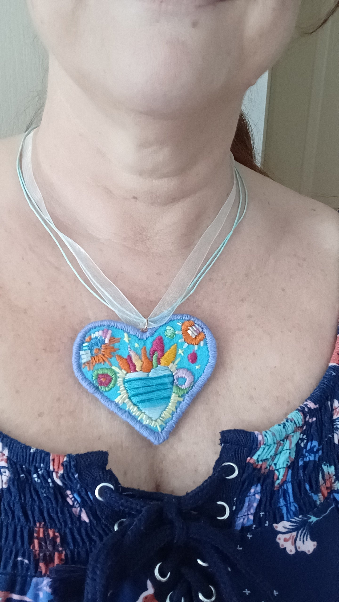 collier contours mauve