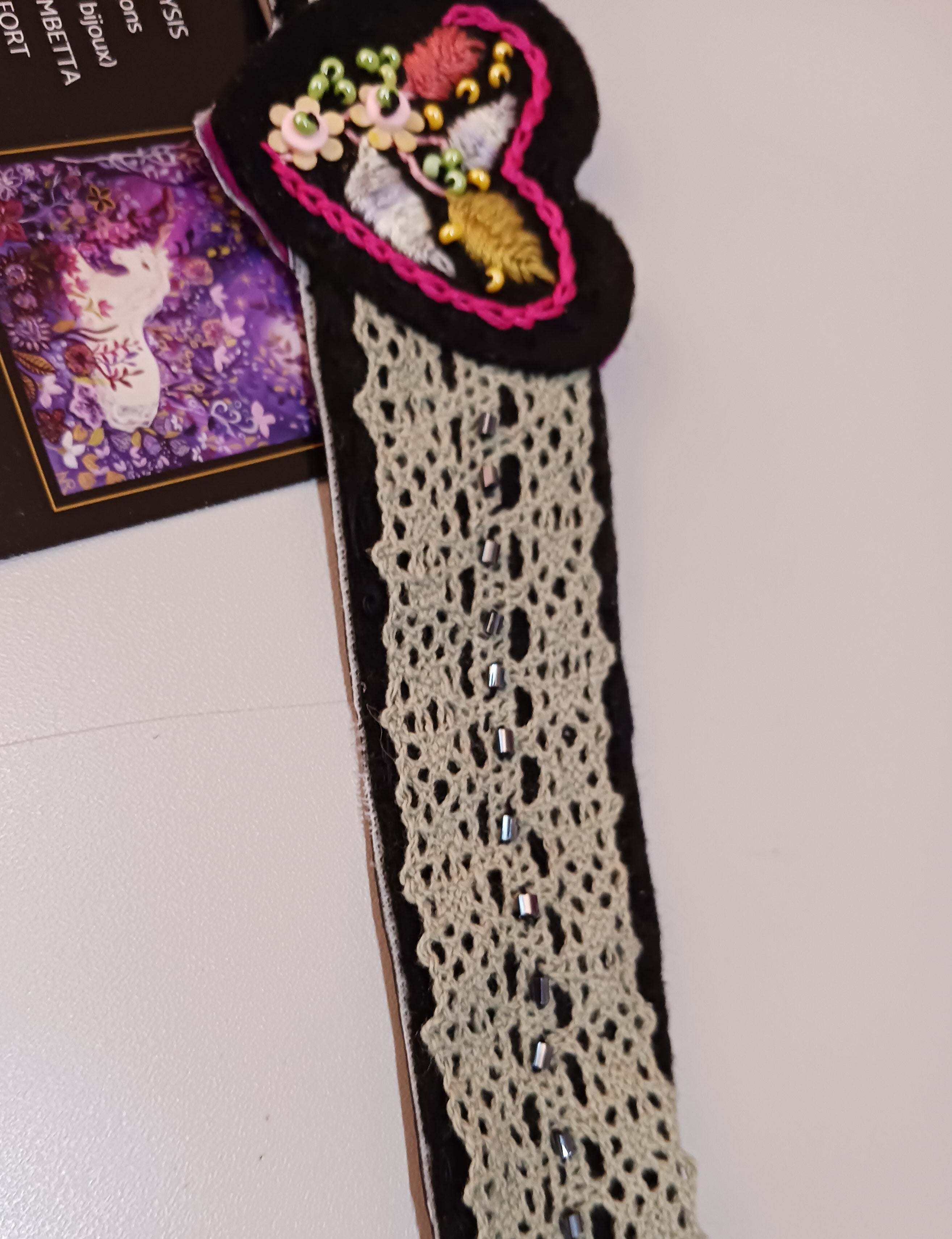 dentelle verte perles broderies