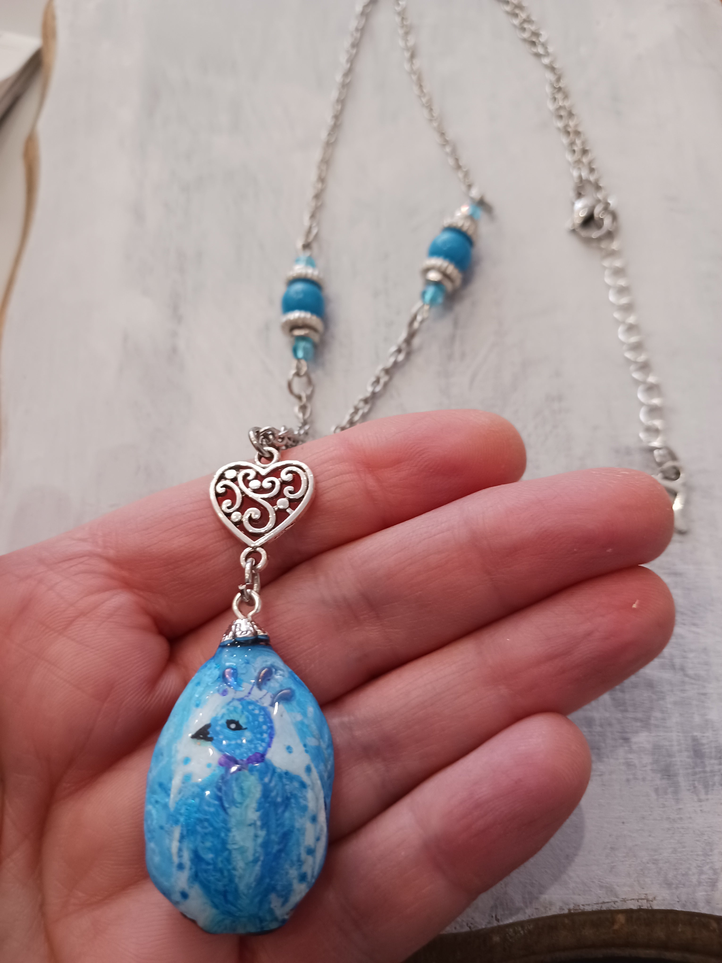 pierre peinte en collier