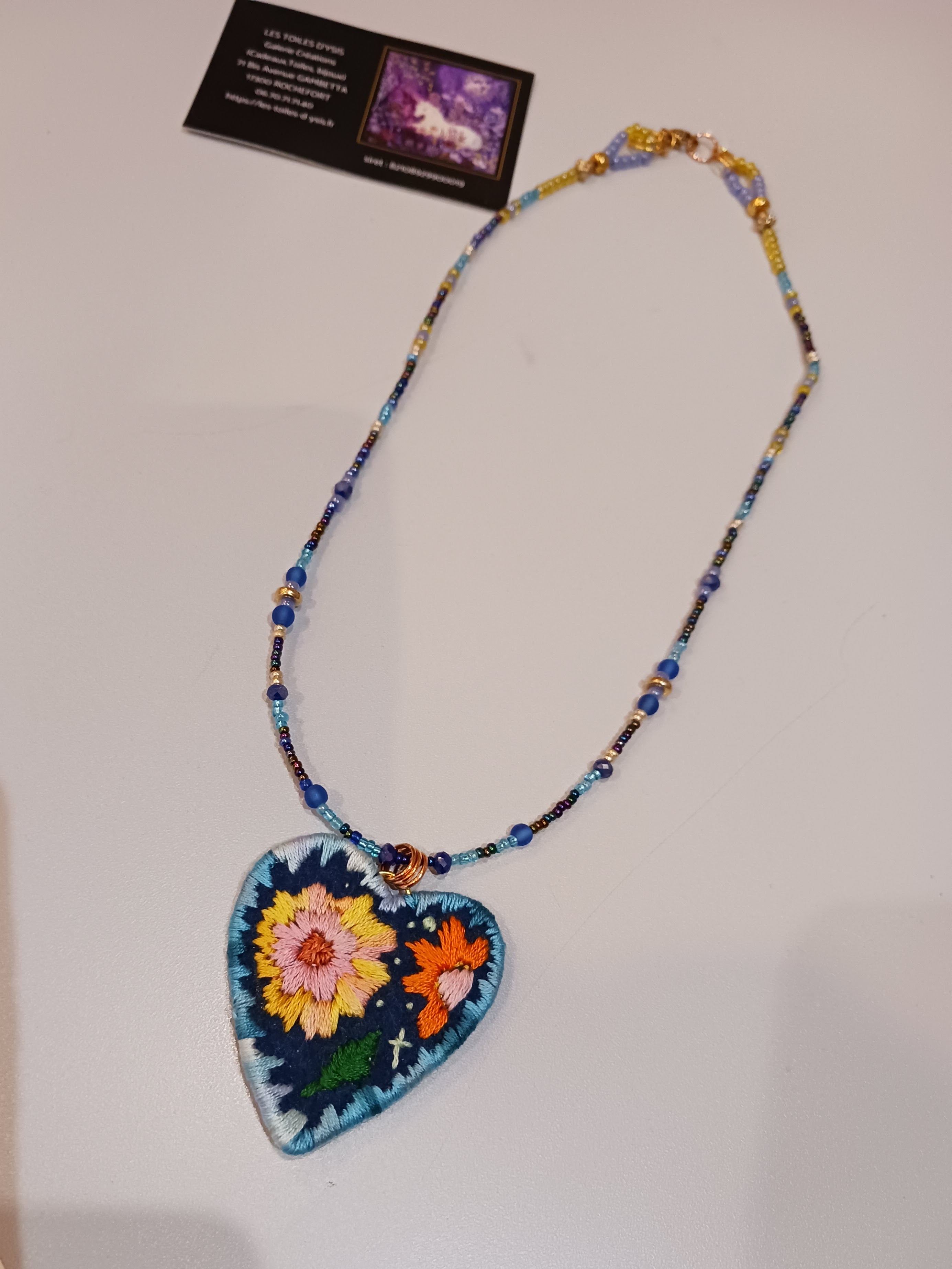 Collier cœur bleu fleurs jaunes oranges