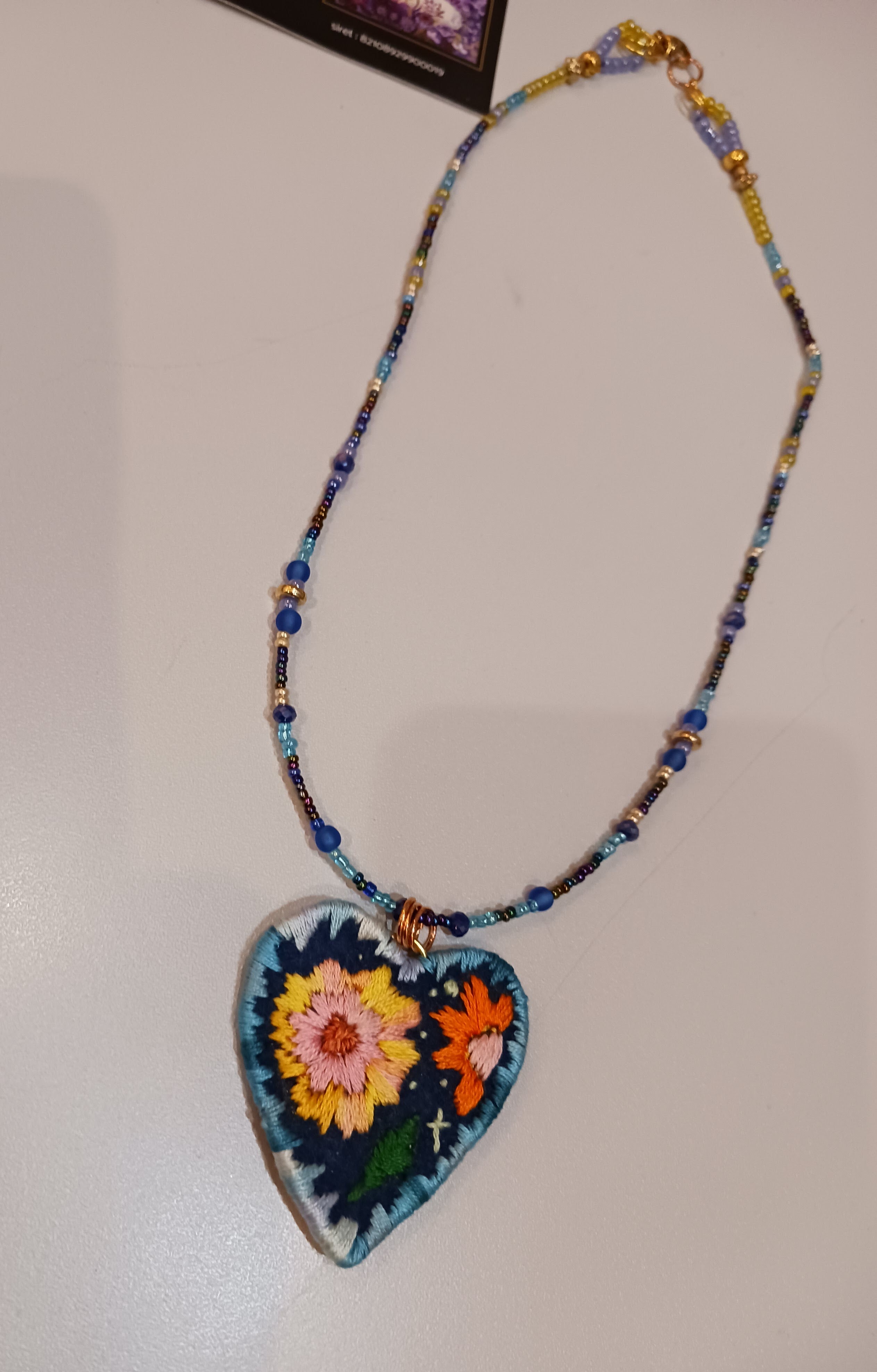 Collier cœur bleu fleurs jaunes oranges