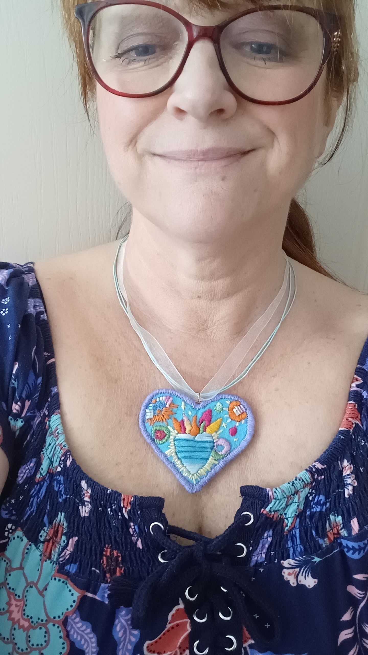 Collier brodé coeur sacré et fleurs