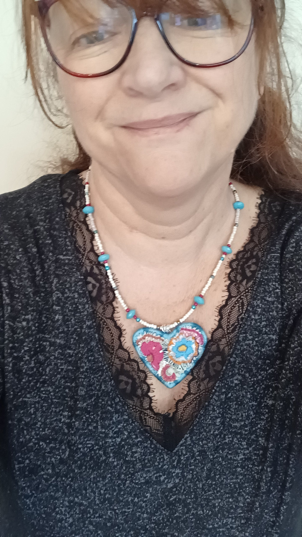 collier rose et bleu