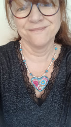 collier rose et bleu