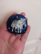 Galet Loup dans la nuit