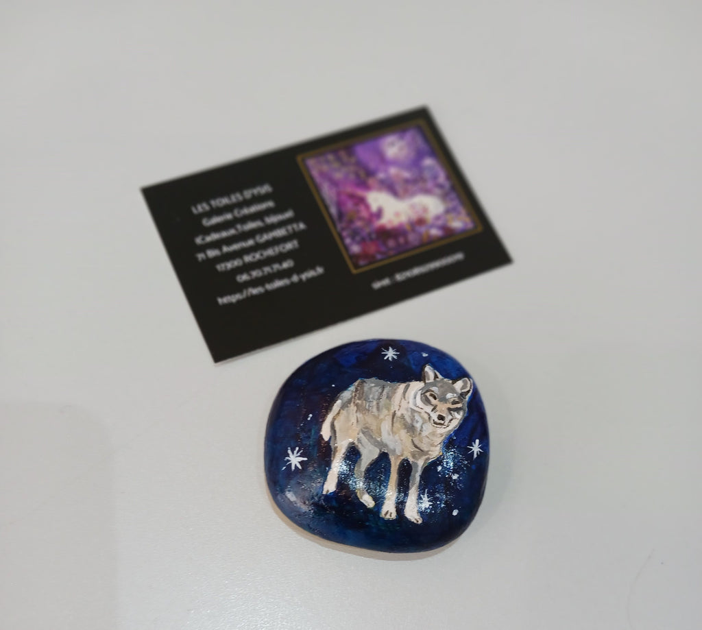Galet Loup dans la nuit