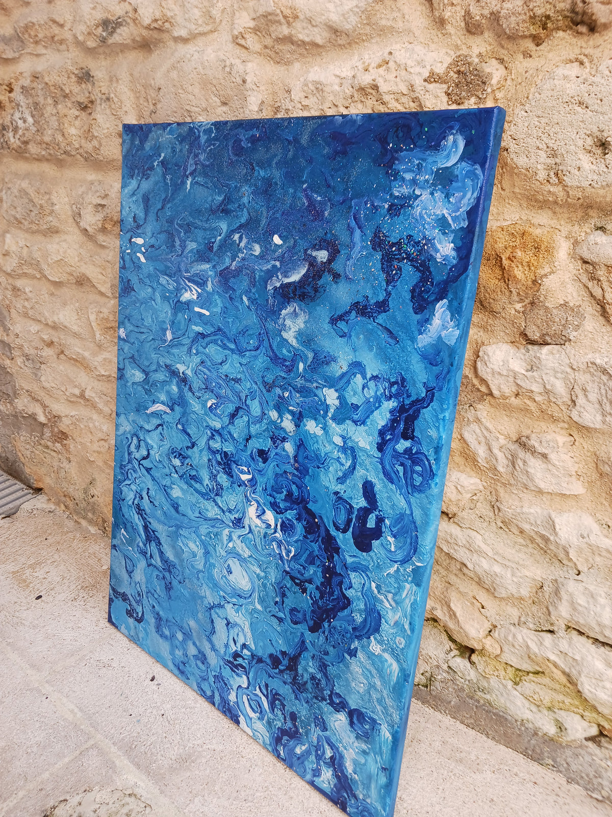 bleu, blanche, bleu irisé