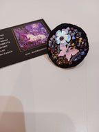 Bague brodée,  fleur et papillon.