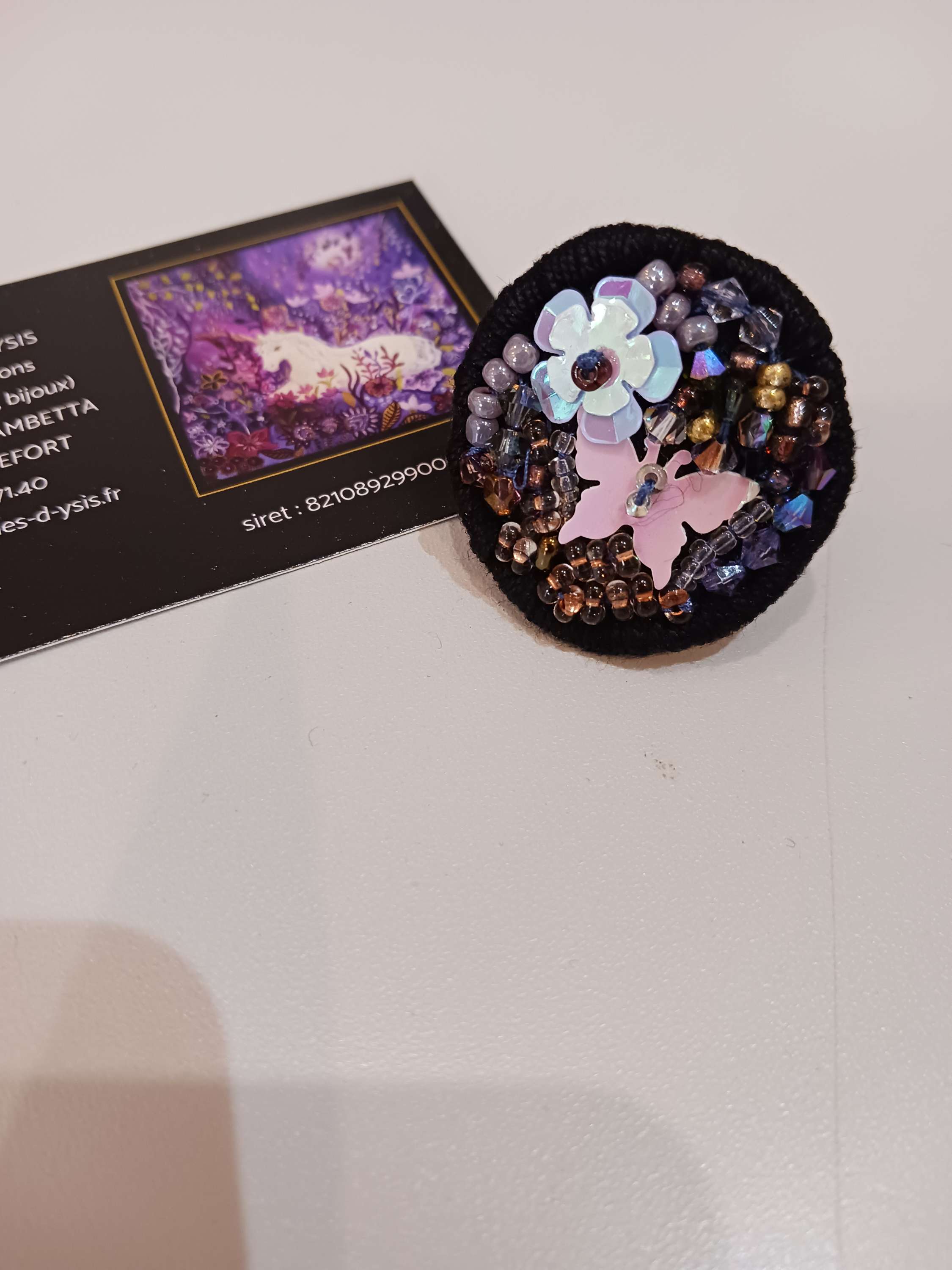 Bague brodée,  fleur et papillon.
