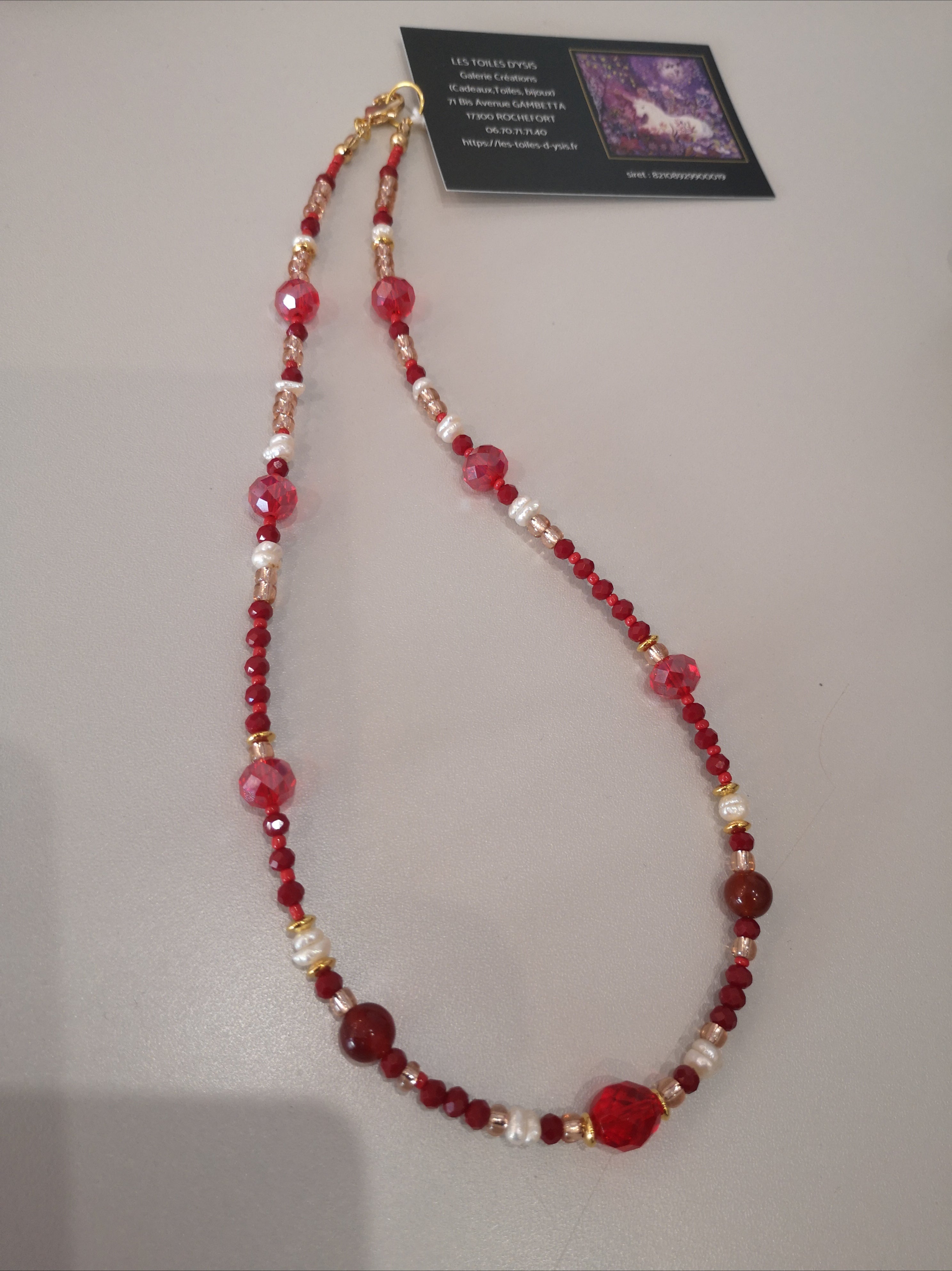Rouge et perles d'eau