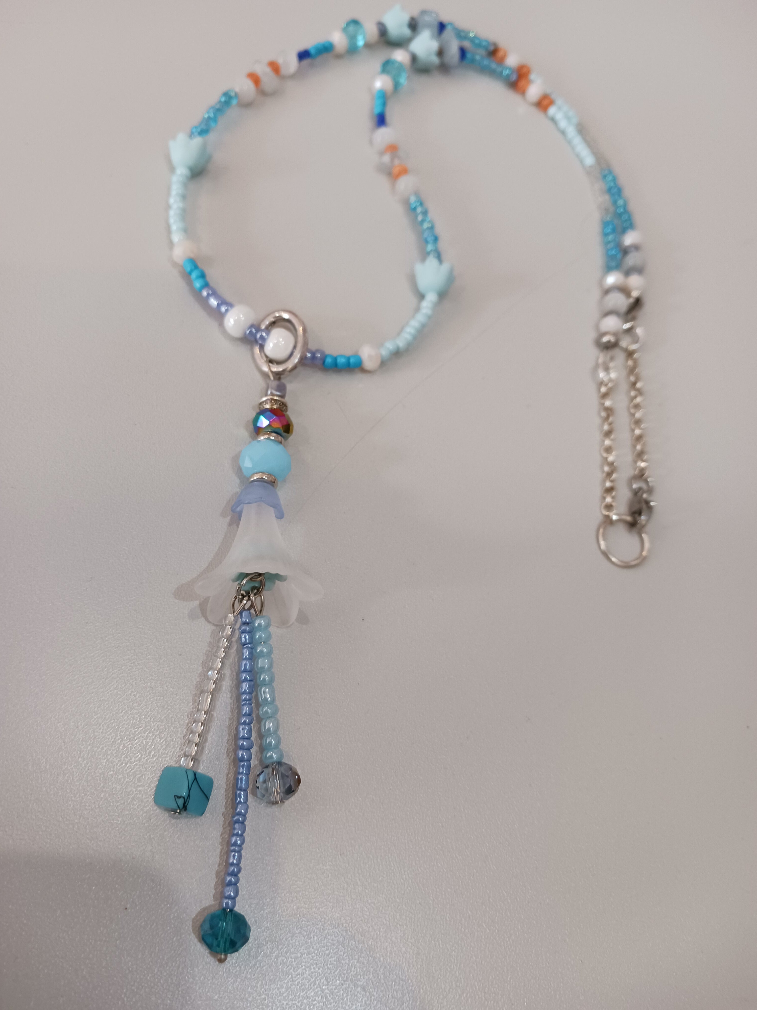 Collier fleurs, bleu blanc orange
