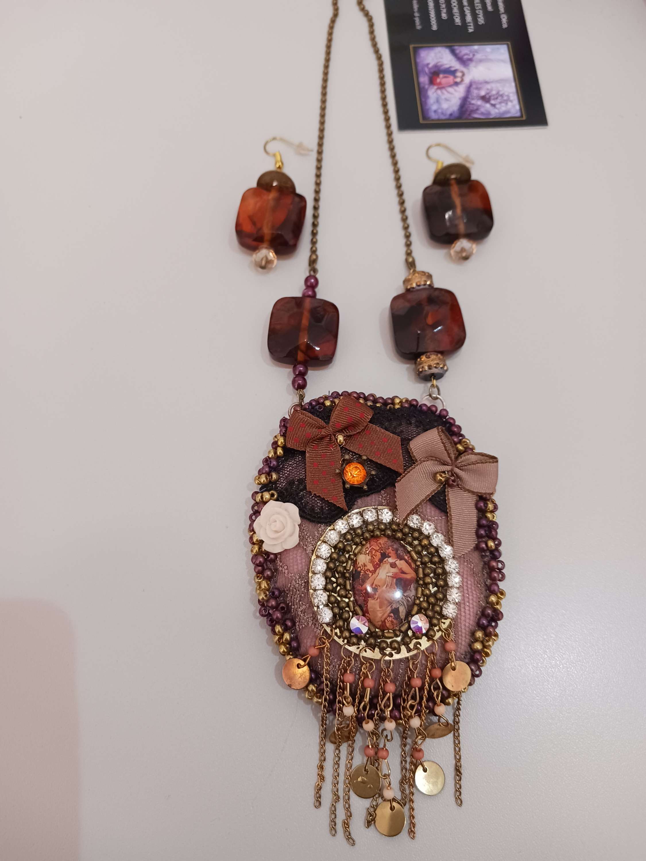 Collier Mucha brodé