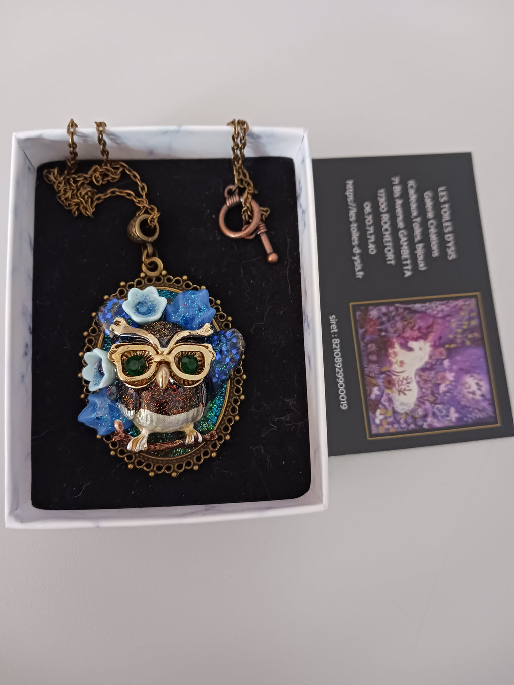 Collier"Petite chouette dans les fleurs"