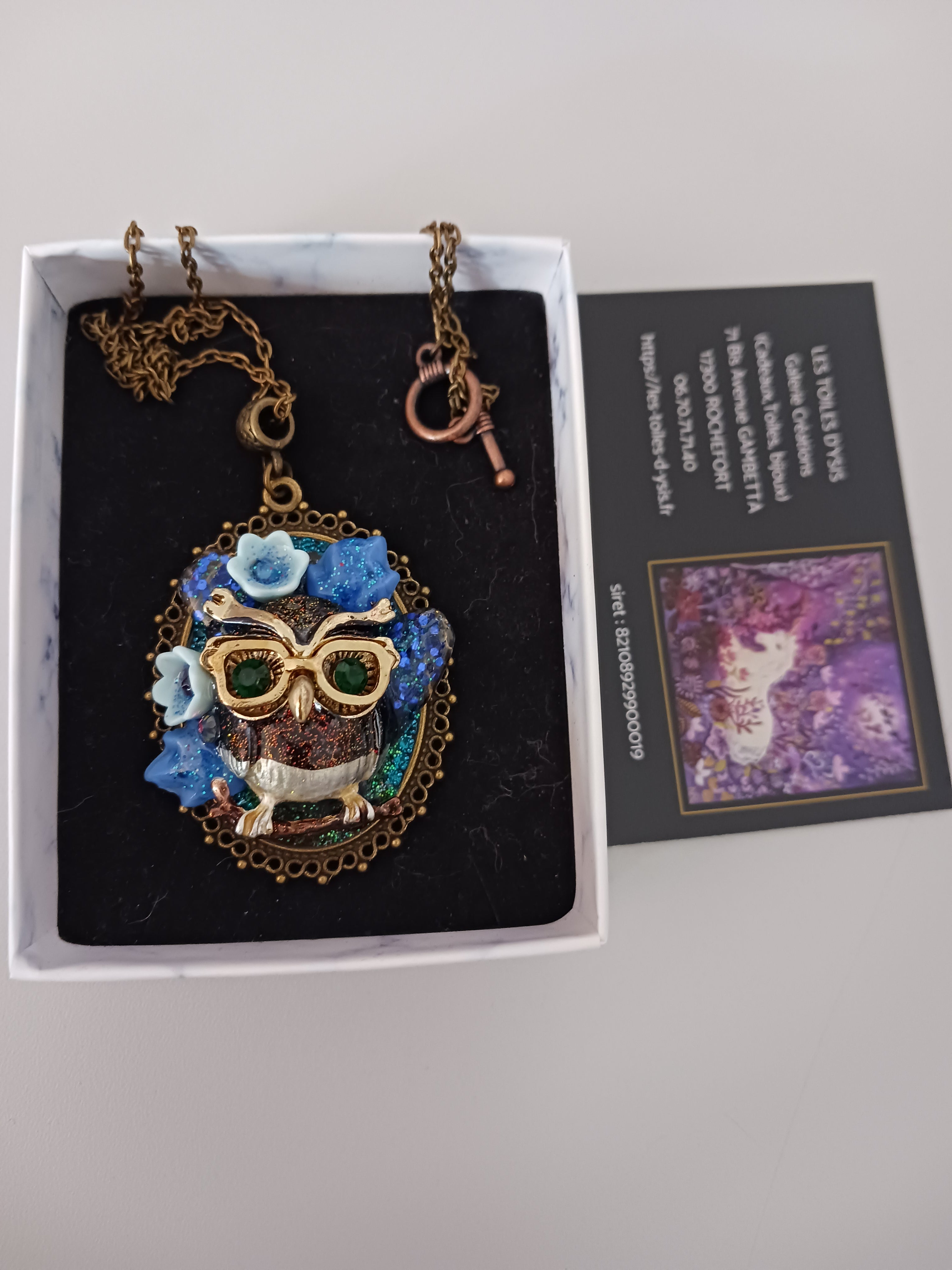 Collier"Petite chouette dans les fleurs"
