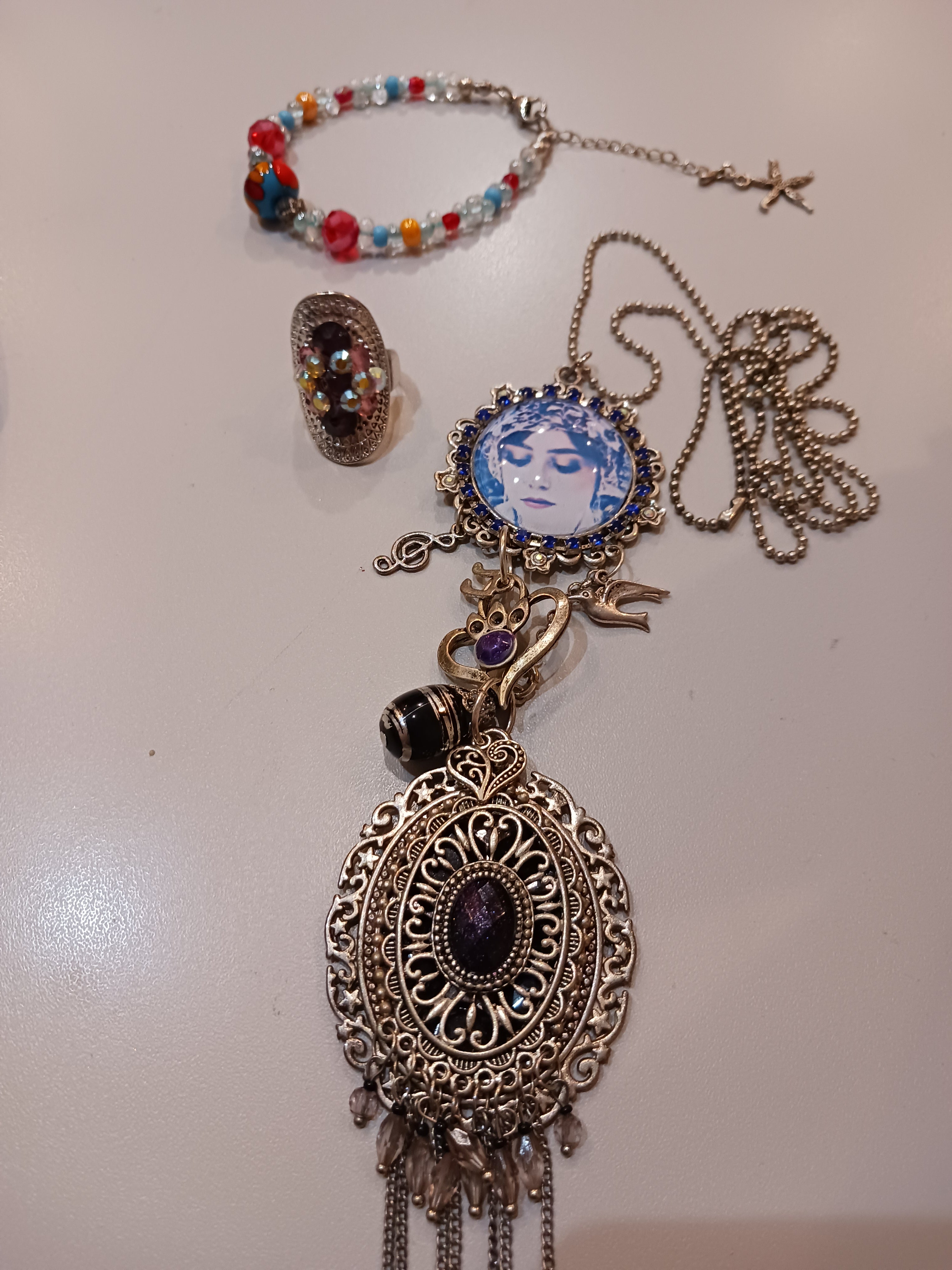 Lot gros collier des Années 30, bracelet et bague.