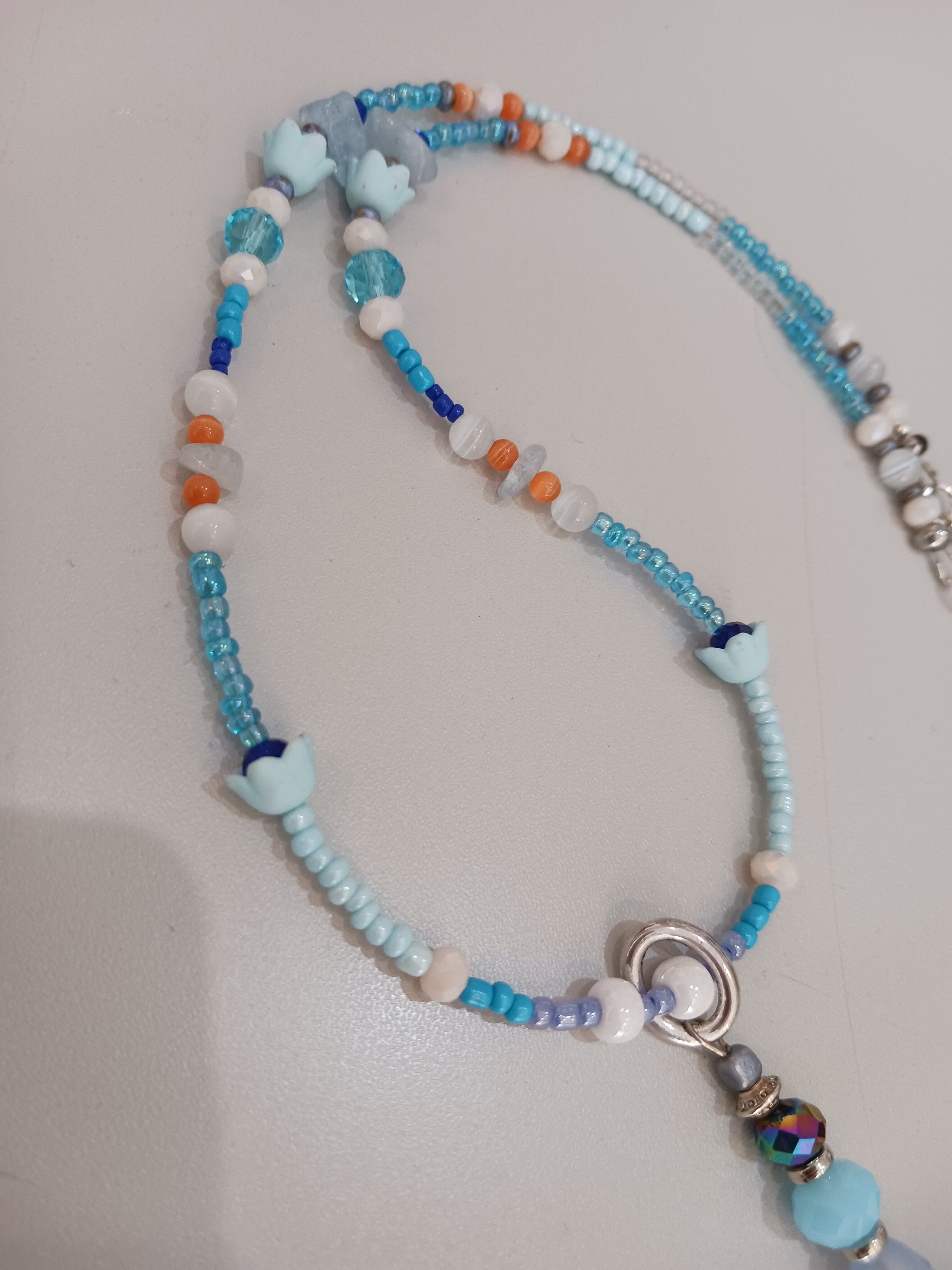 Collier fleurs, bleu blanc orange