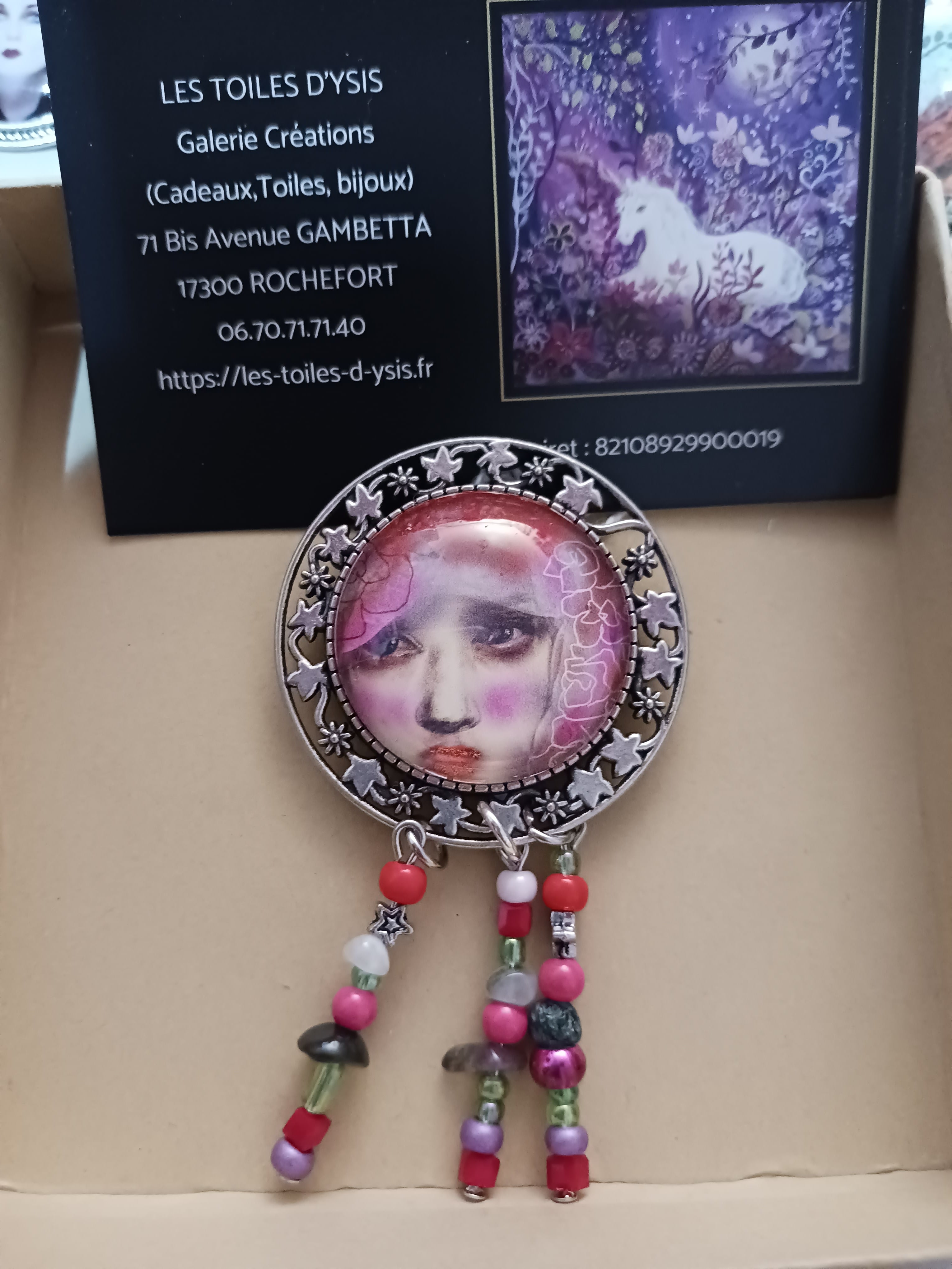 Broche muse et fleurs