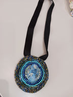 Collier broche Chat angora et fleur