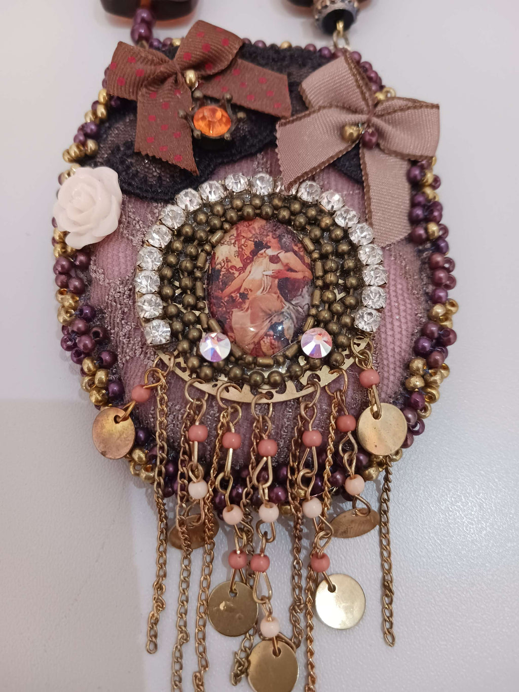 Collier Mucha brodé