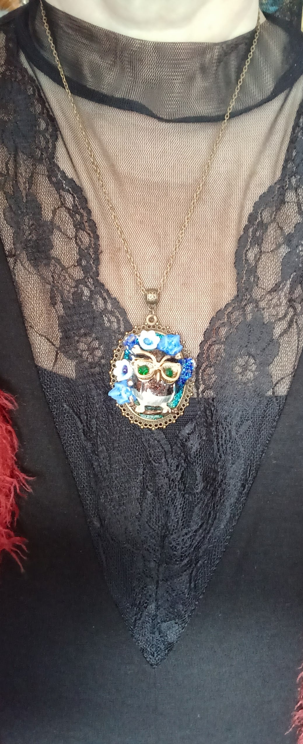 Collier"Petite chouette dans les fleurs"
