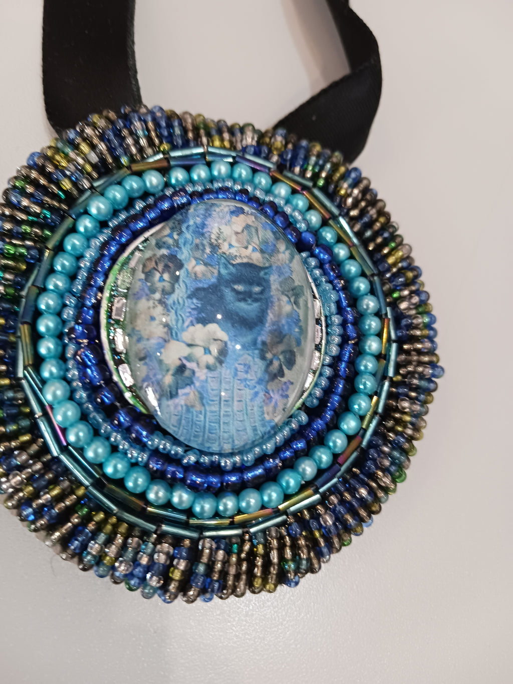 Collier broche Chat angora et fleur