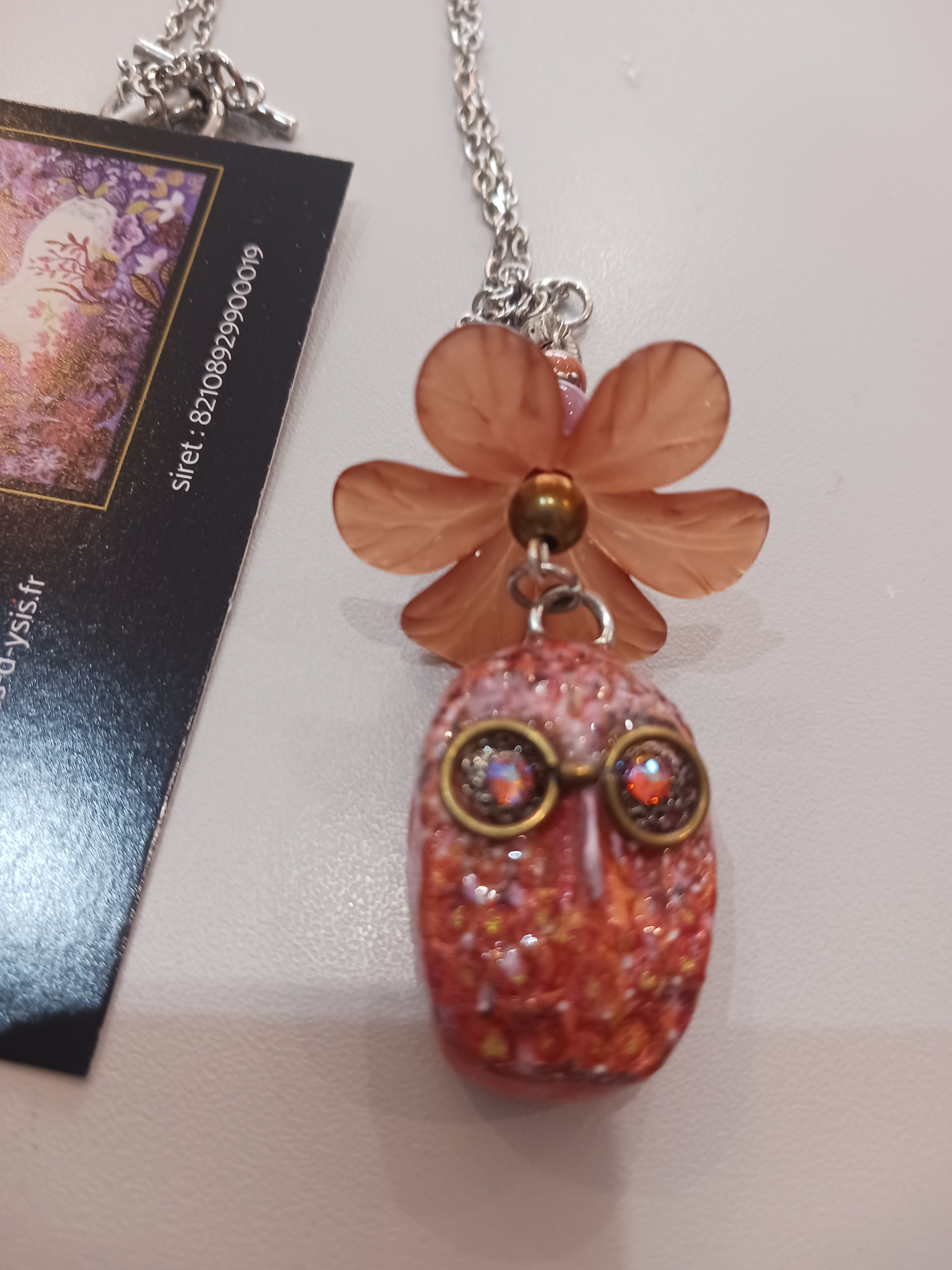 Chouette à lunettes sous la Fleur