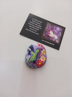Galet "Fleurs et petit colibri"