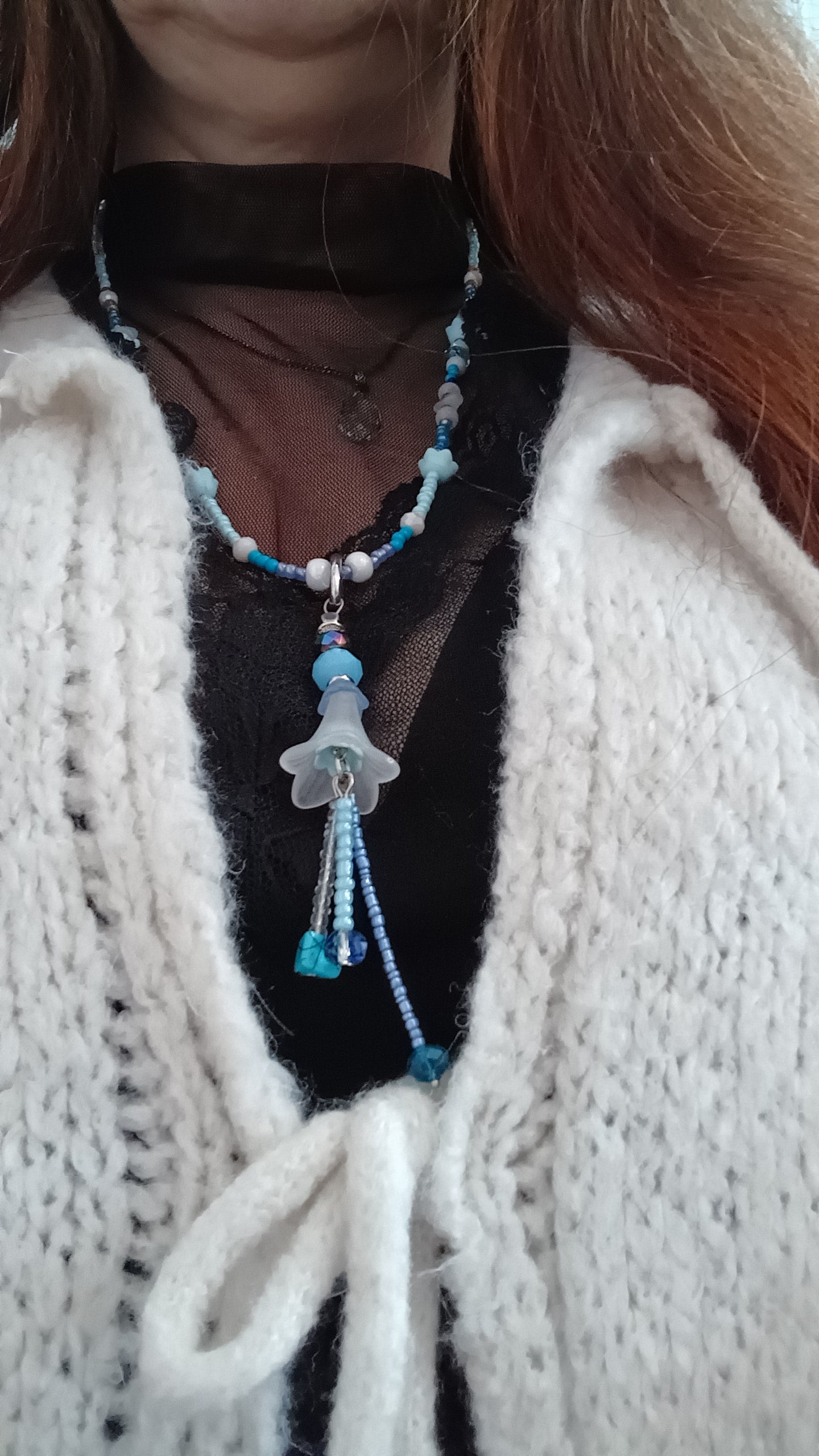 Collier fleurs, bleu blanc orange