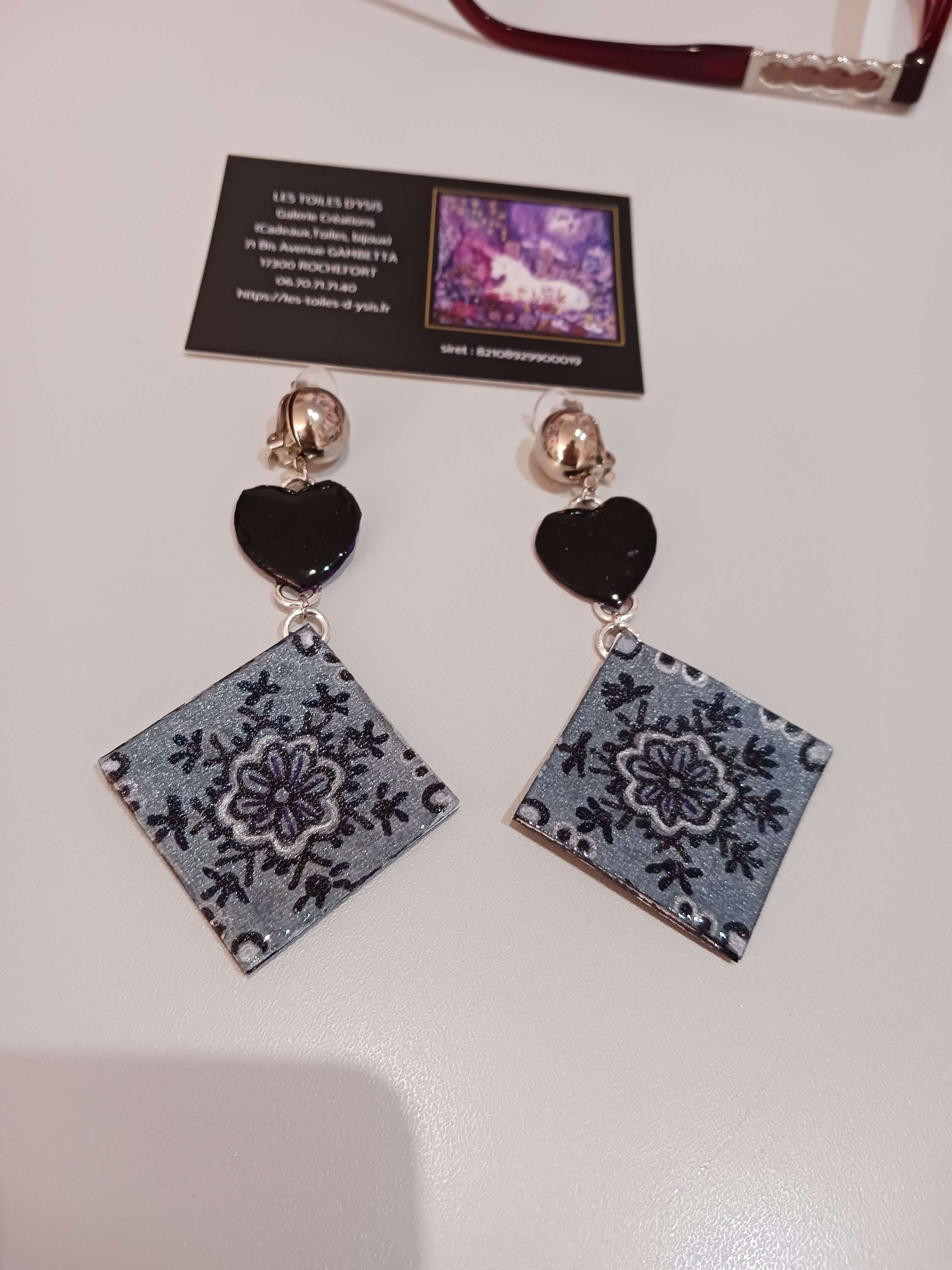 Boucles fleurs et cœurs