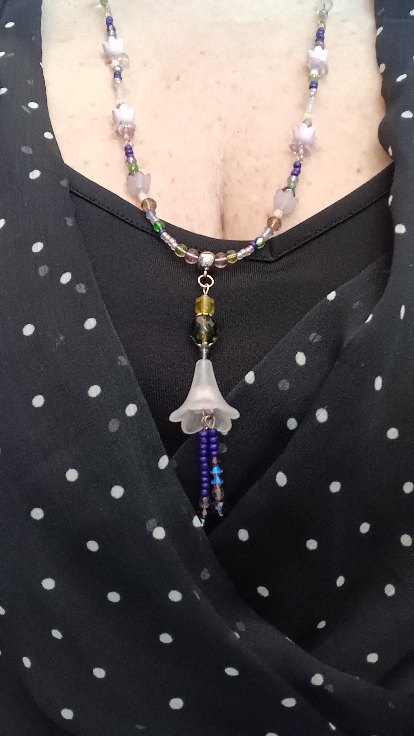 Collier fleurs 🌸🪷🌷 roses et une blanche